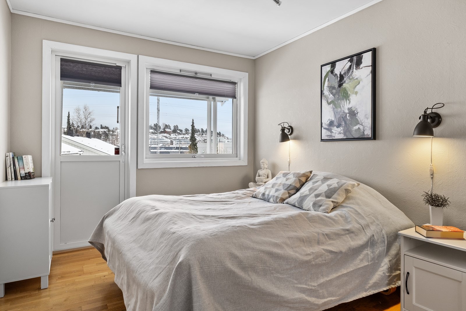 Romslig hovedsoverom som har utgang til veranda. Galleribilde