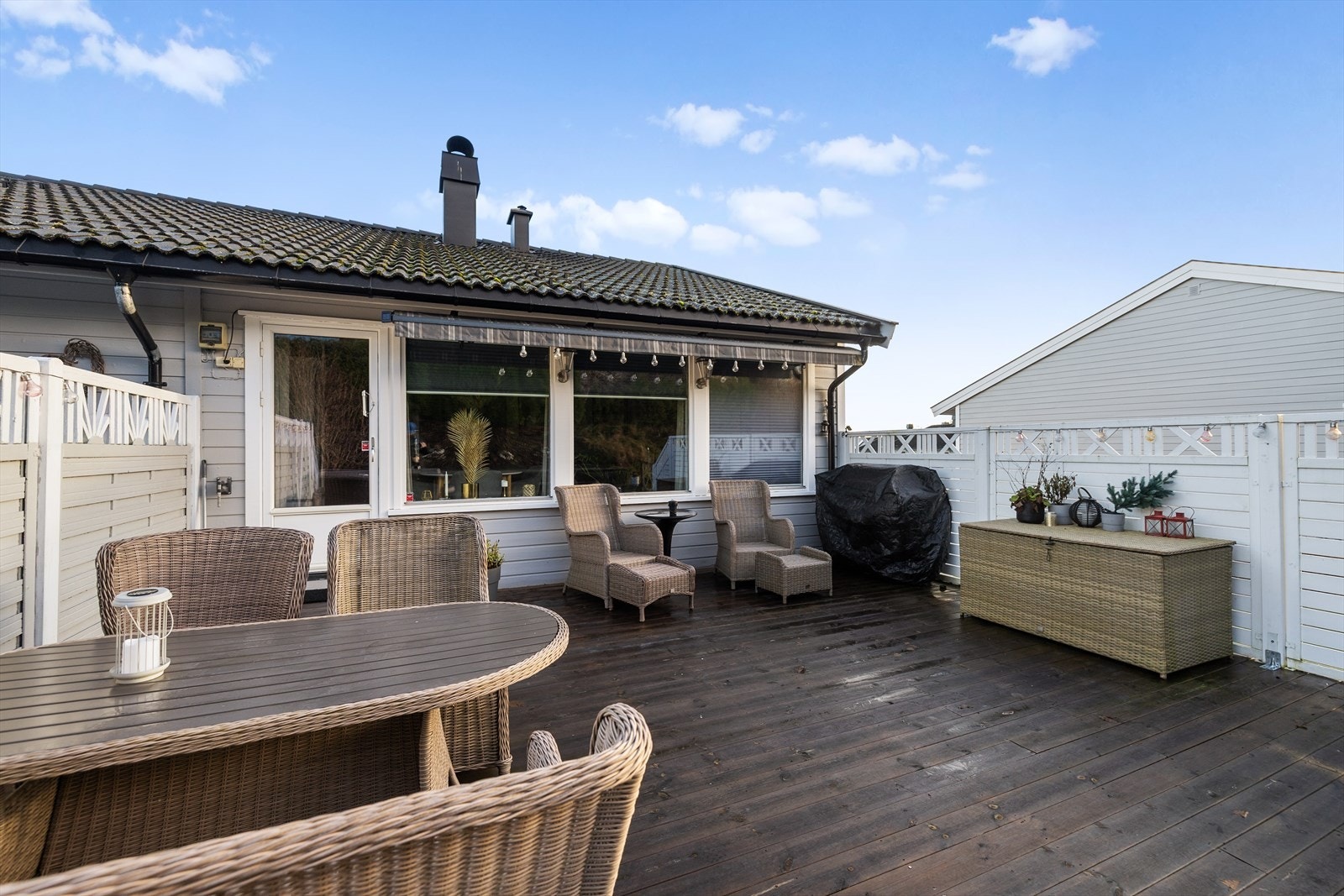 Her har du god plass til utemøblement, grill og beplantning. Galleribilde