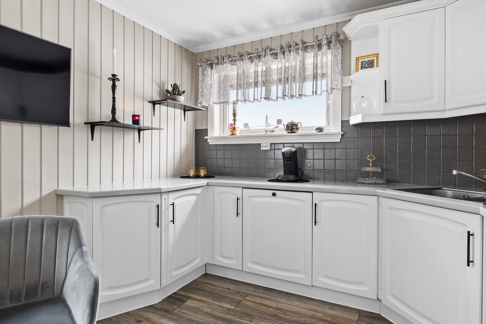 Det er godt med skap- og benkeplass på kjøkkenet for matlaging og oppbevaring. Galleribilde