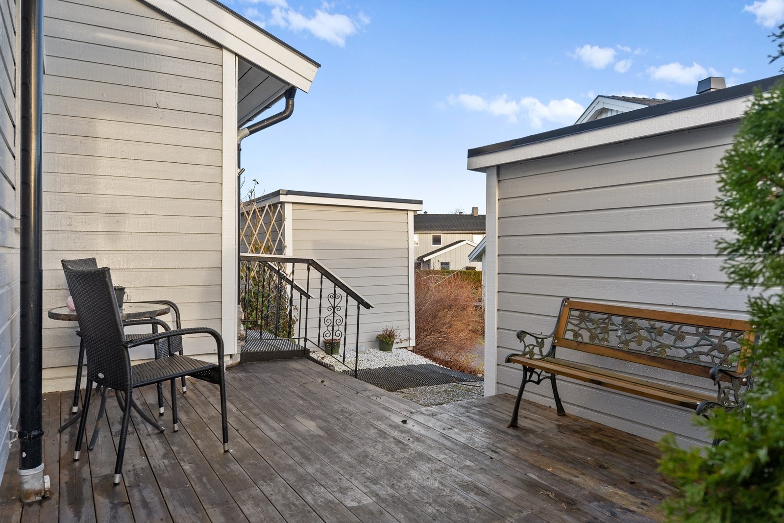 Fra kjøkkenet er det enkelt å ta med seg morgenkaffen ut på den koselige verandaen i forkant av boligen. Galleribilde