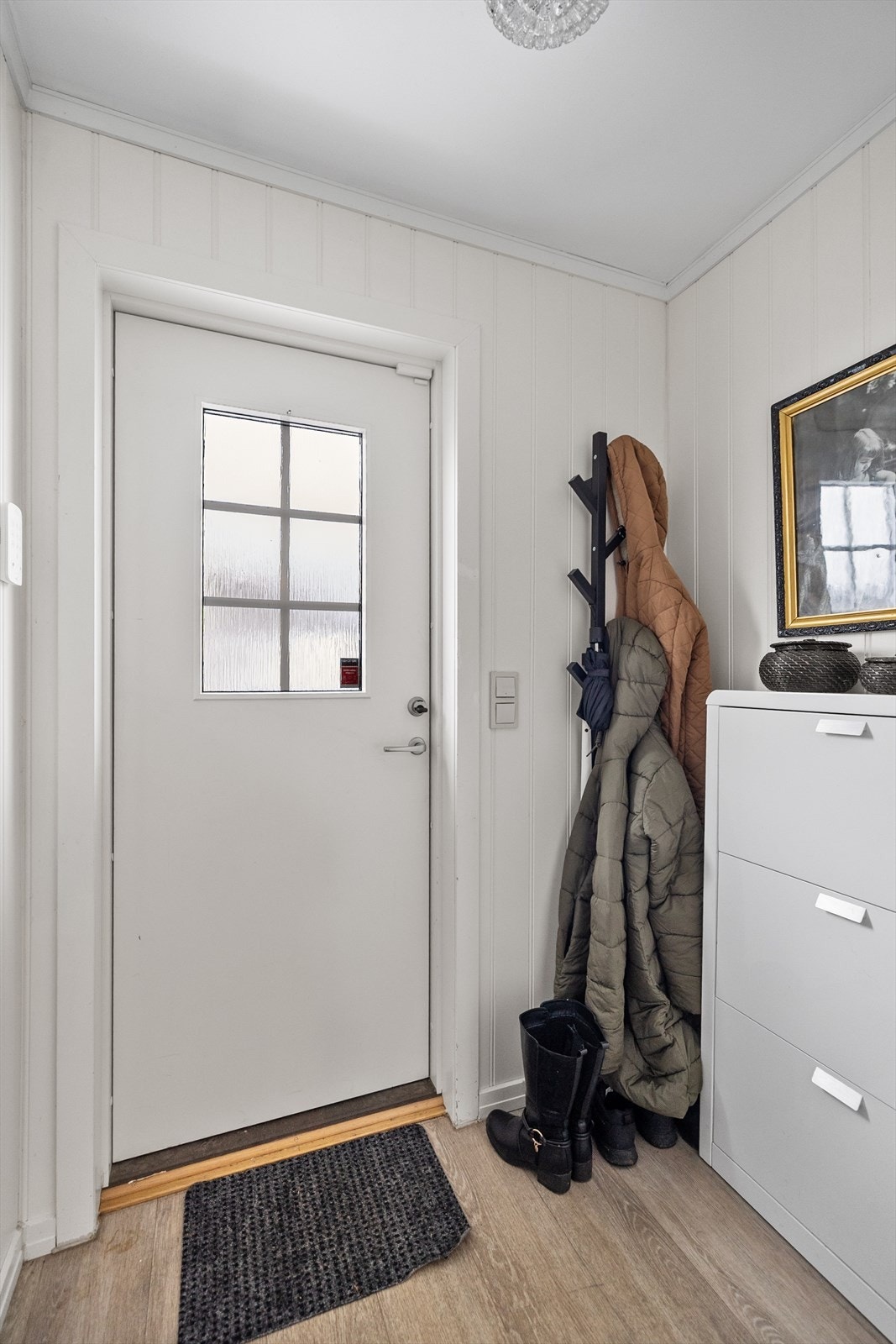 Når du kommer inn i boligen, er det første du møter en trivelig entré. Galleribilde