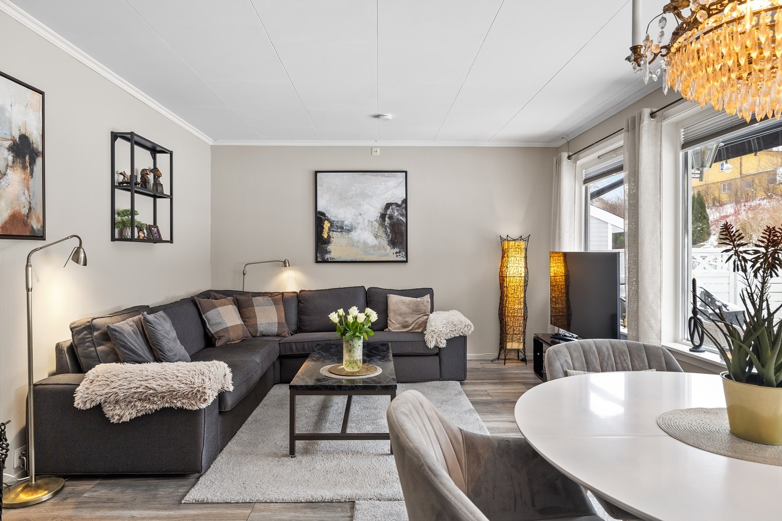 Det er store vindusflater som slipper inn rikelig med naturlig lys i boligen. Galleribilde