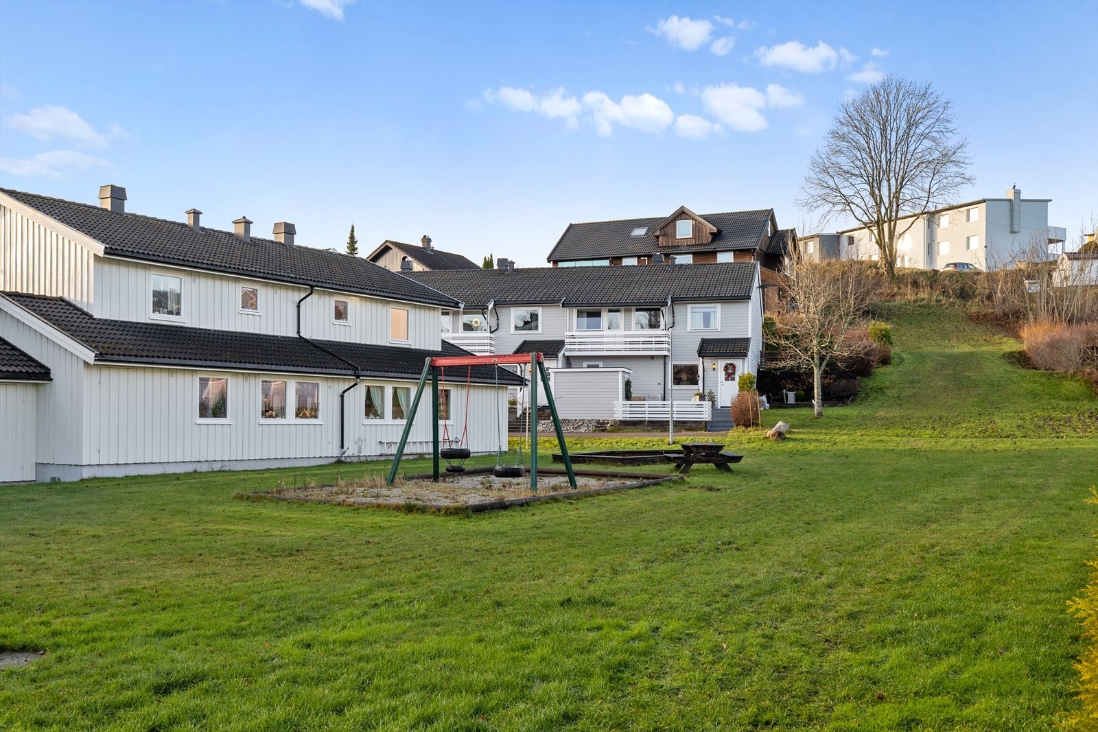 Pene fellesarealer med lekeapparater. Galleribilde