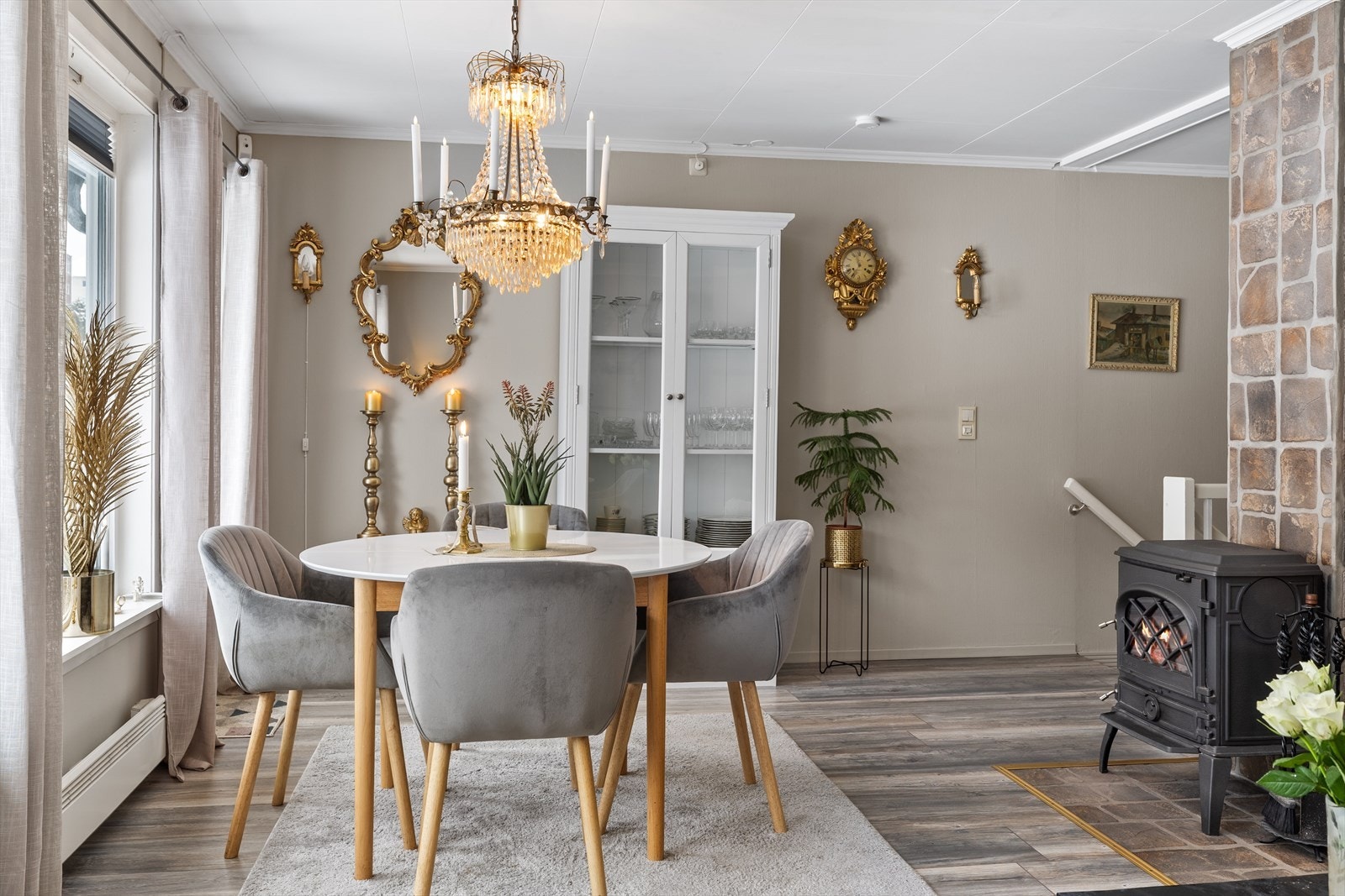 Stuen perfekt for å muliggjøre sosiale soner med plass til gjester både i sofagruppen og rundt spisebordet. Galleribilde