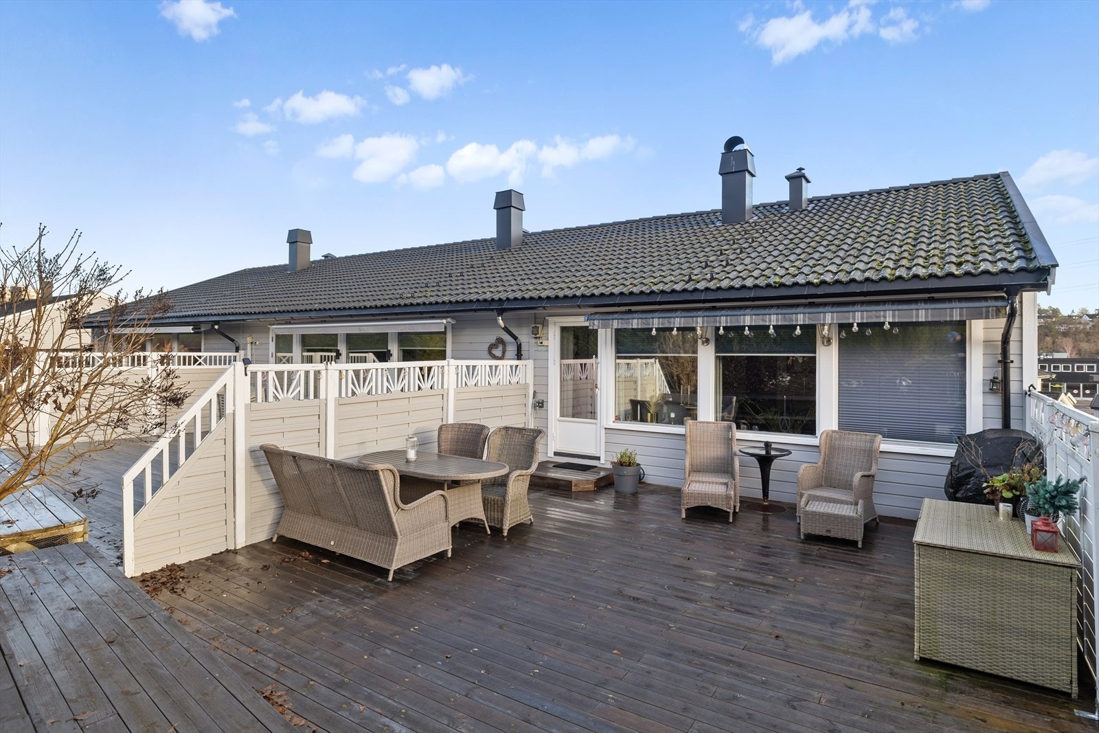 Terrassen kan også nås via utvendig trapp rundt huset. Galleribilde