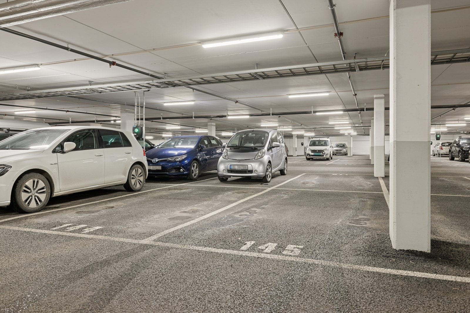 Fast garasjeplass i felles garasjeanlegg, med installert elbil-lader. Galleribilde
