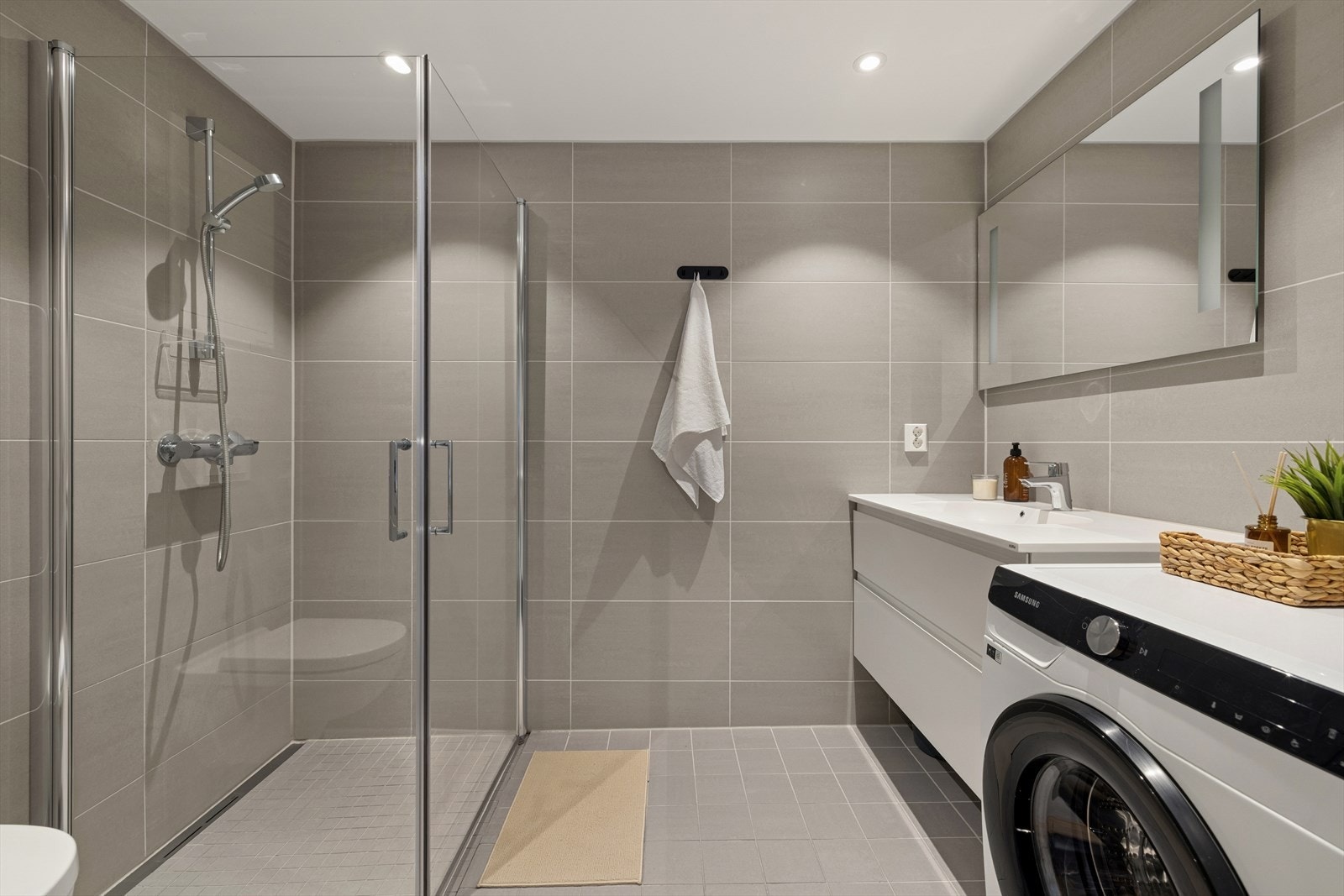 Flislagt og delikat baderom med gulvvarme og downlights som gir ekstra komfort. Galleribilde