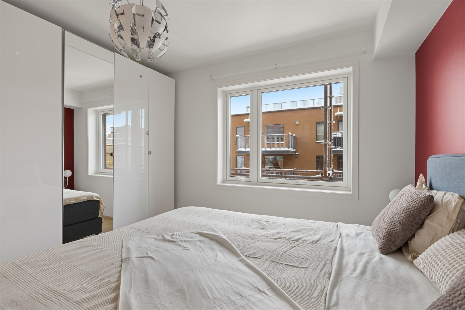 Hovedsoverommet er innredet med dobbeltseng, nattbord og garderobeskap, og byr på rikelig med oppbevaringsplass for tøy. Galleribilde