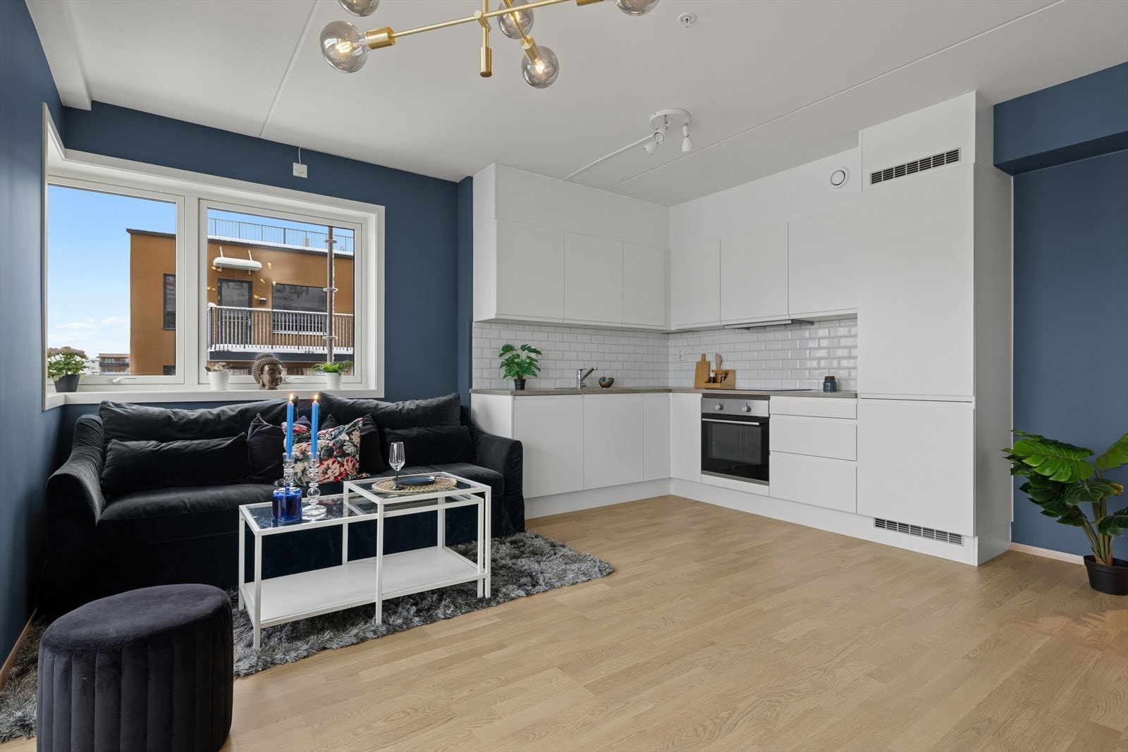 Den åpne planløsningen mot kjøkkenet gjør det enkelt å samle venner og familie, samtidig som den skaper en naturlig flyt i hverdagen. Galleribilde