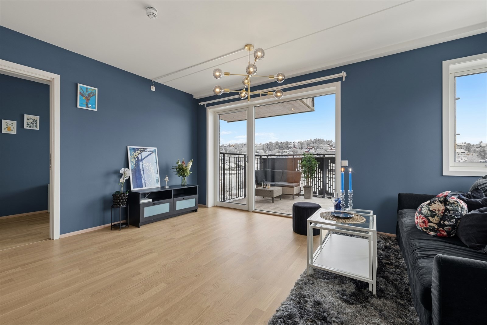 Stuen er lys og innbydende med enkel, stilren innredning som gir en åpen og luftig følelse. Galleribilde