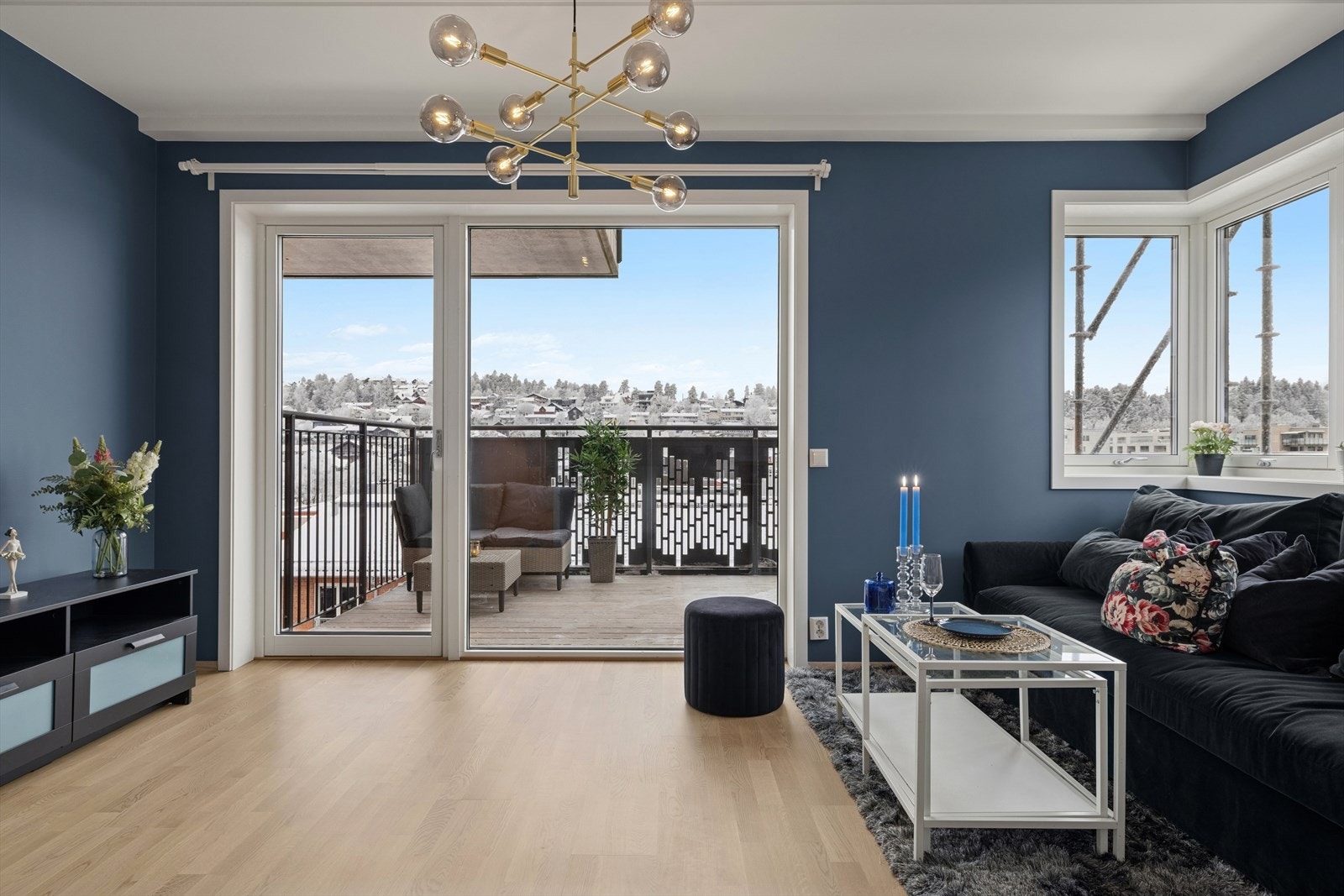 Store vindusflater slipper inn rikelig med dagslys. Galleribilde