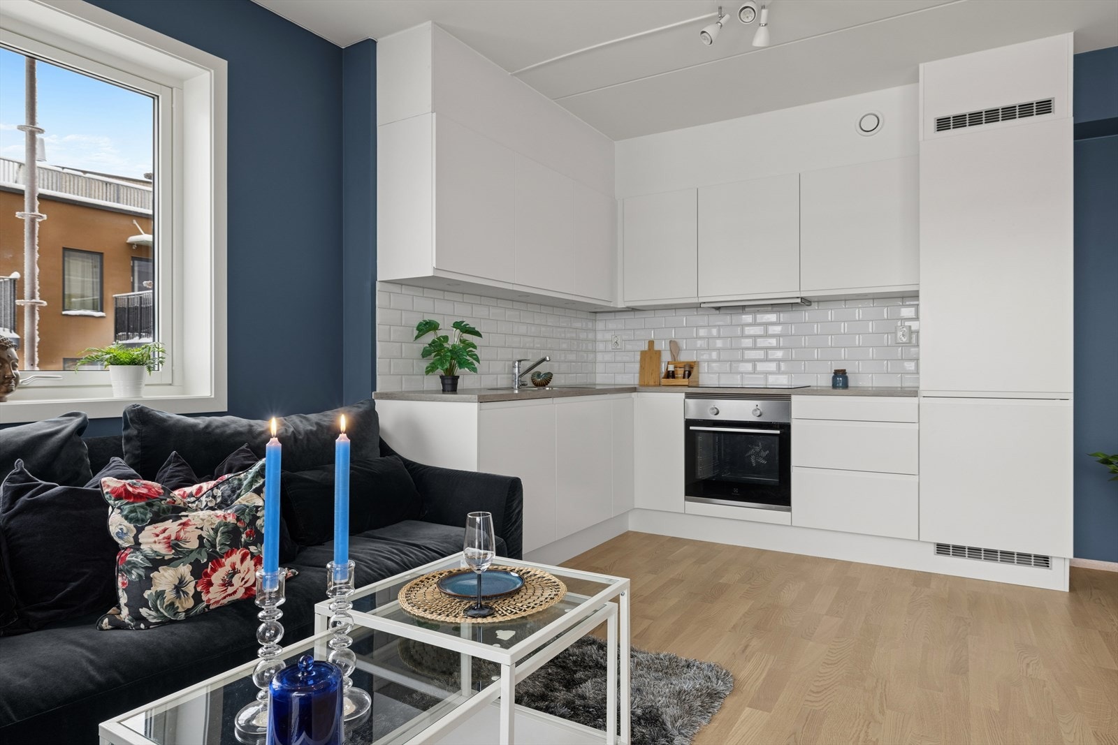 Lyst og pent kjøkken fra 2021 med god skap- og benkeplass. Galleribilde