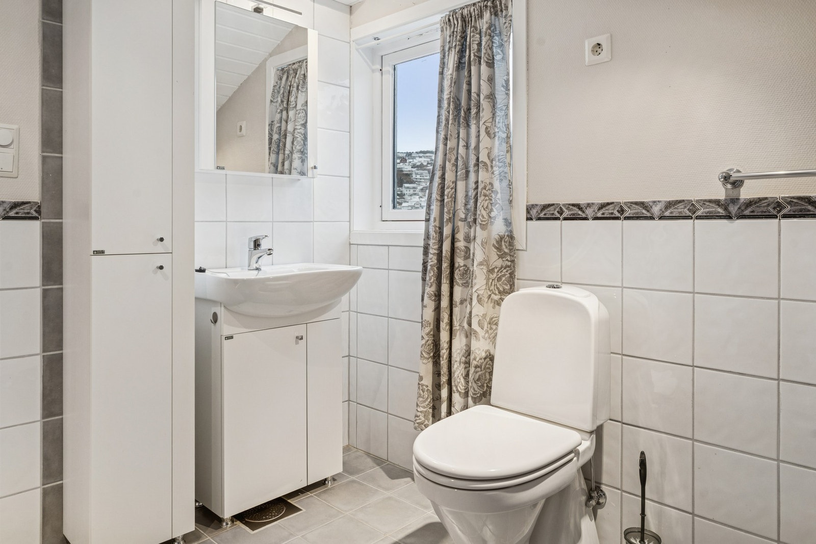 Badet er fliset og har vanlig baderomsinnredning. (Delvis godkjent, se punkt ferdigattest) Galleribilde