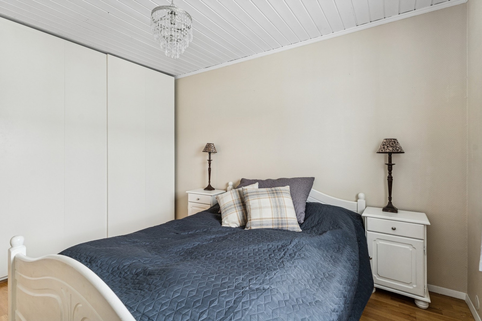 Det er satt inn garderobe langs den ene veggen som gir deg godt med oppbevaring. Galleribilde