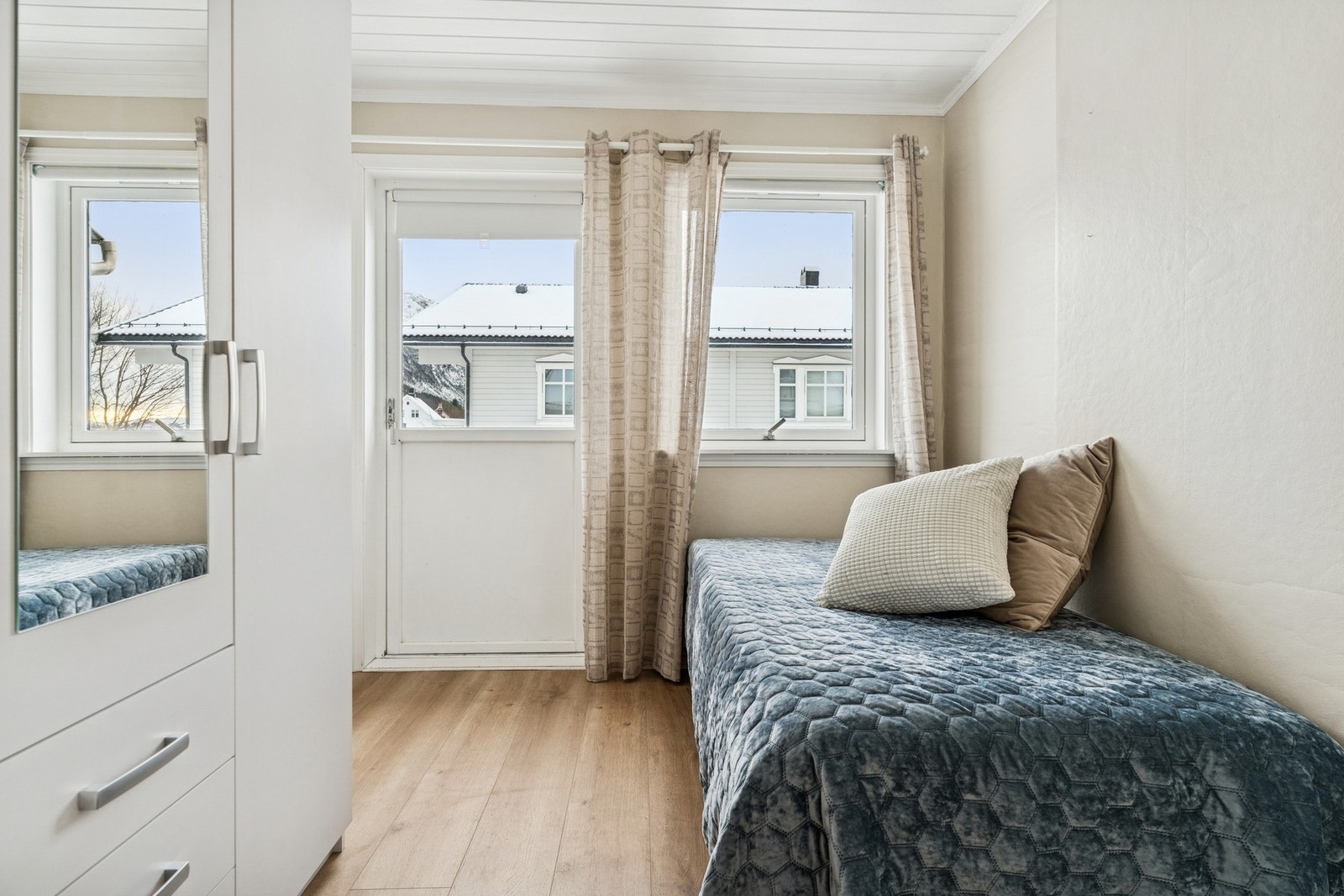 Soverom nummer to er noe mindre og har utgang til terrasse. Galleribilde