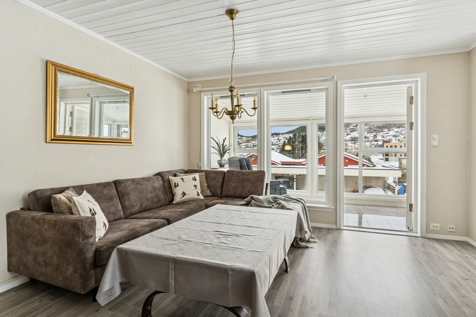 Stuen er av god størrelse og har godt med plass til diverse møblement. Galleribilde