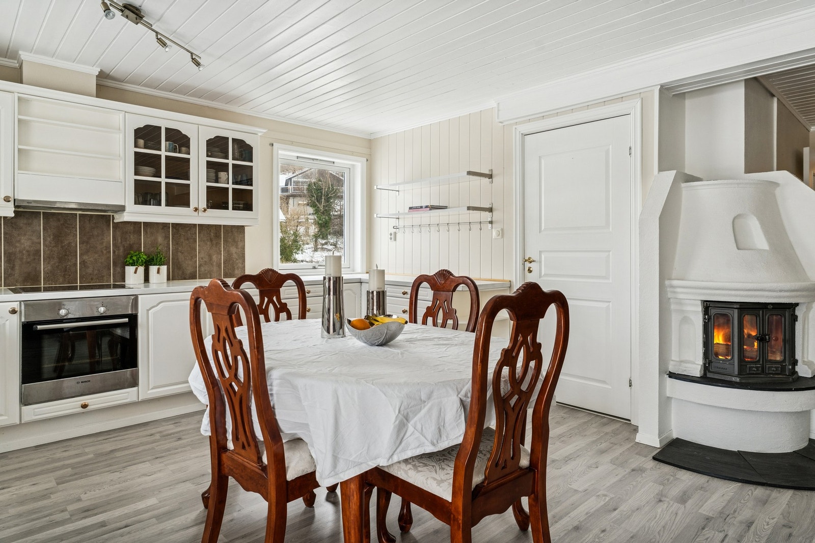 Det er en åpen løsning inn mot kjøkkenet som gjør at du har en svært sosial leilighet. Galleribilde