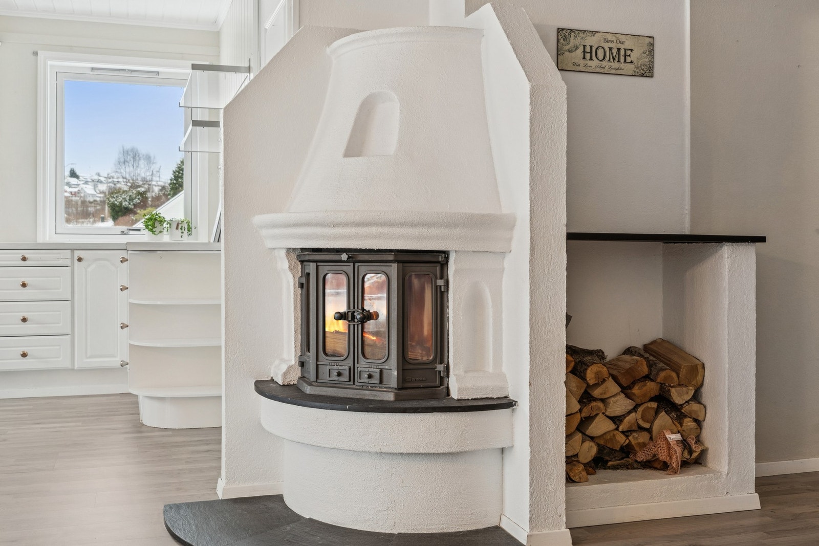 Til oppvarming har du vedovn og varmepumpe plassert i trapp. Galleribilde