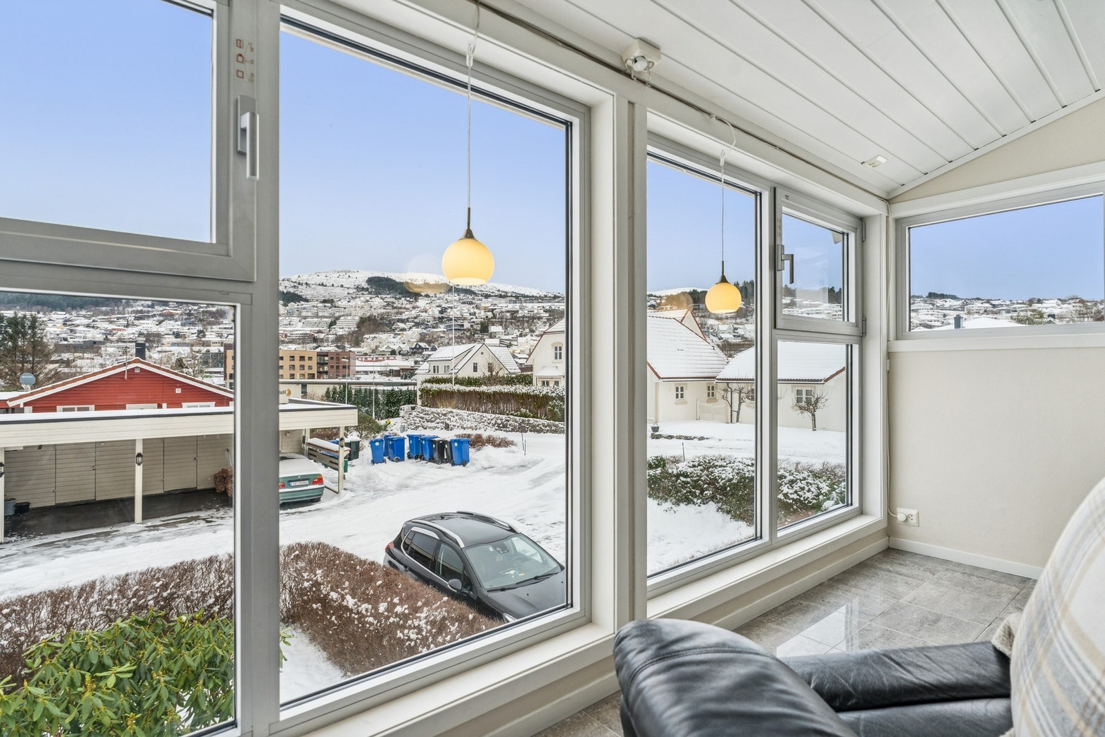 og opp mot bakkene i Ulsteinvik. Perfekt for deg som liker å se aktivitet i nærmiljøet. Galleribilde