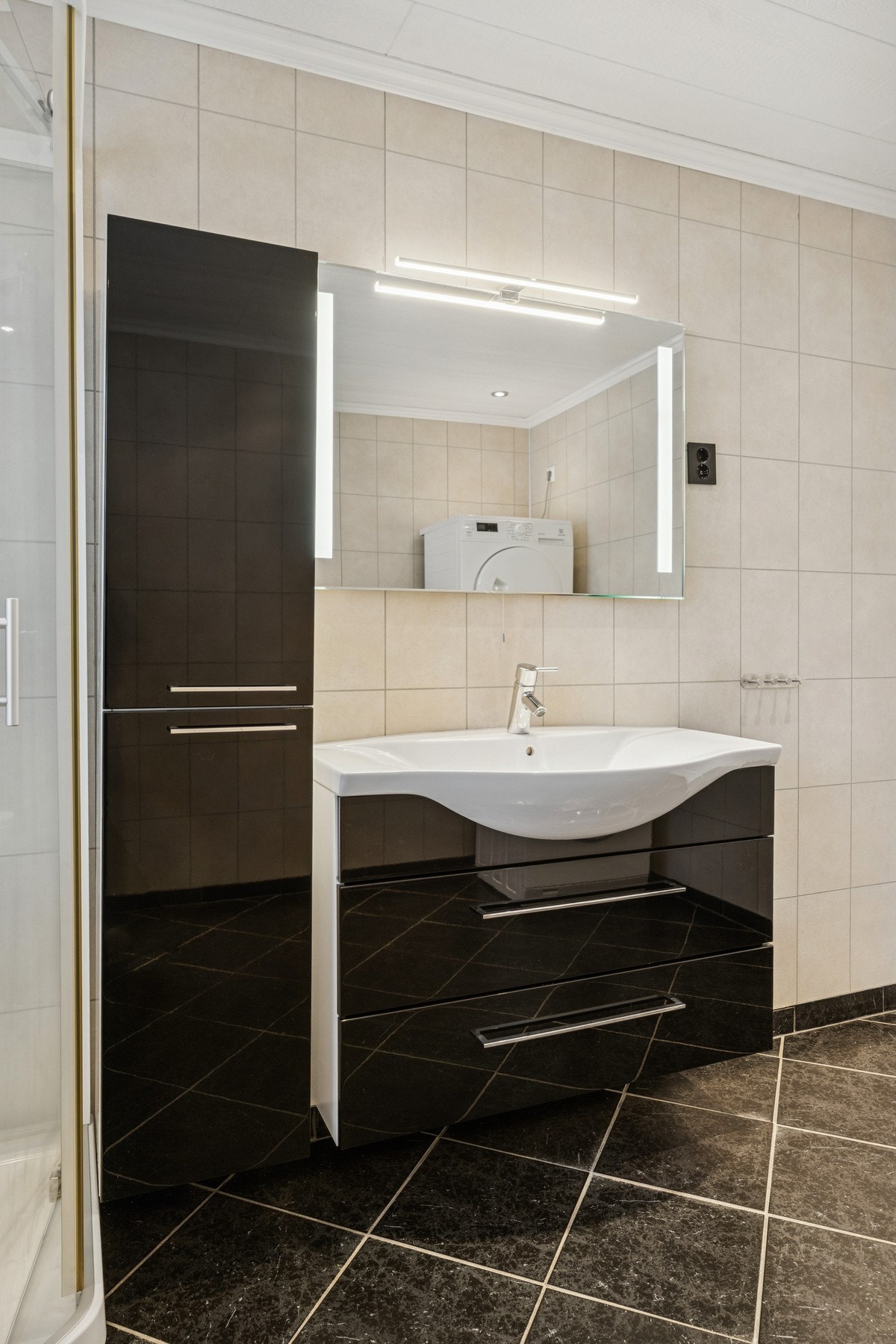 Badet har oppbevaring i både høyskap og baderomsservant. Galleribilde