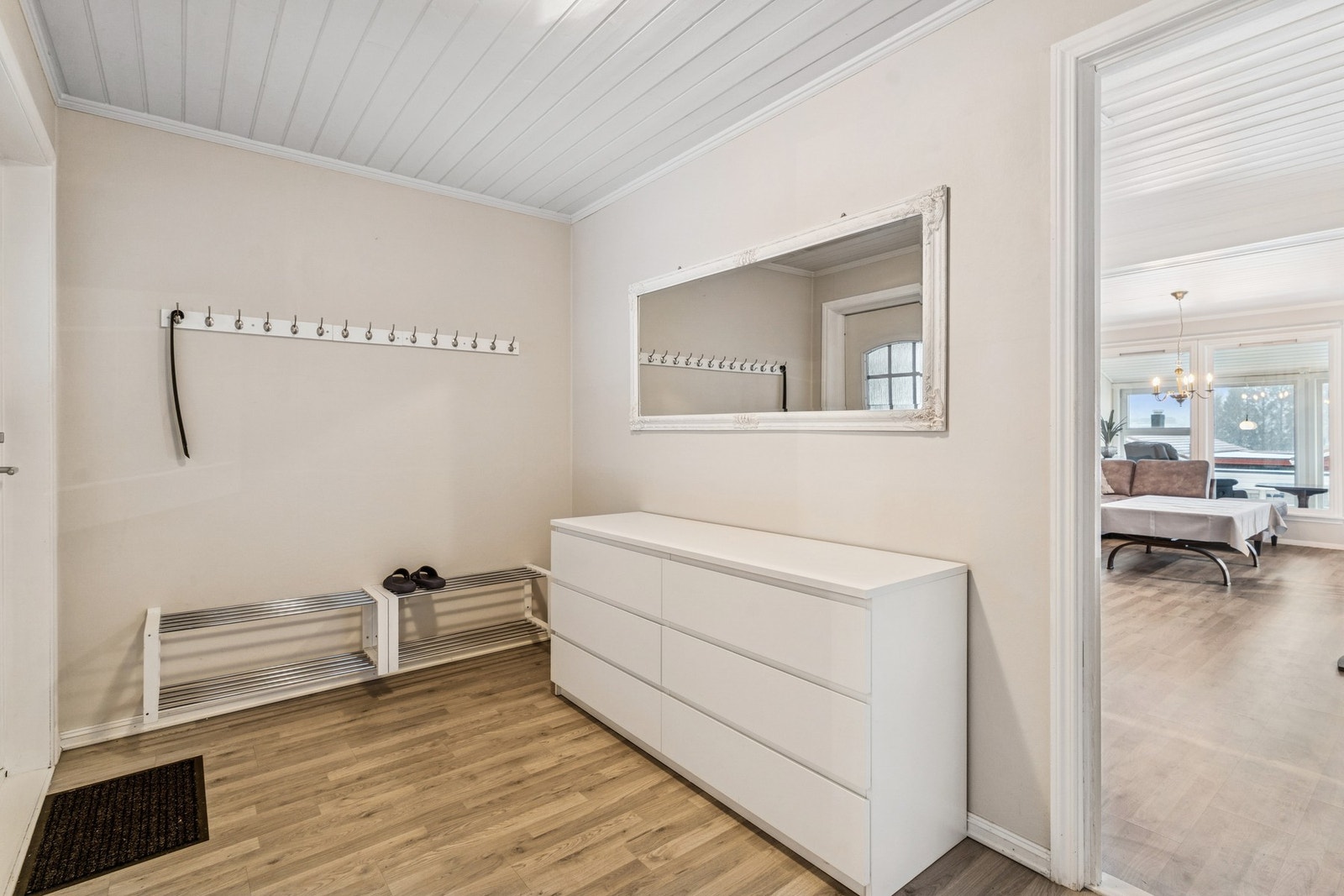 Velkommen inn til en romslig entré. Galleribilde