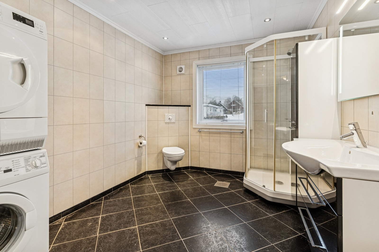 Kombinert bad-og vaskerom med helfliset bad. Galleribilde