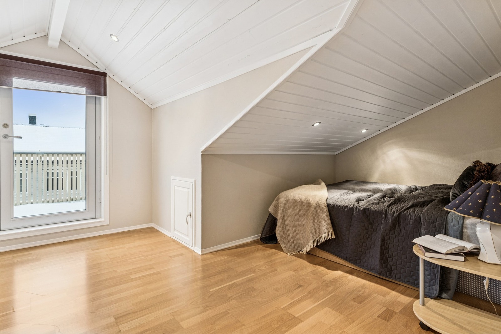 Her har du også en liten terrasse hvor du har utsikt retning Rema 1000. Galleribilde