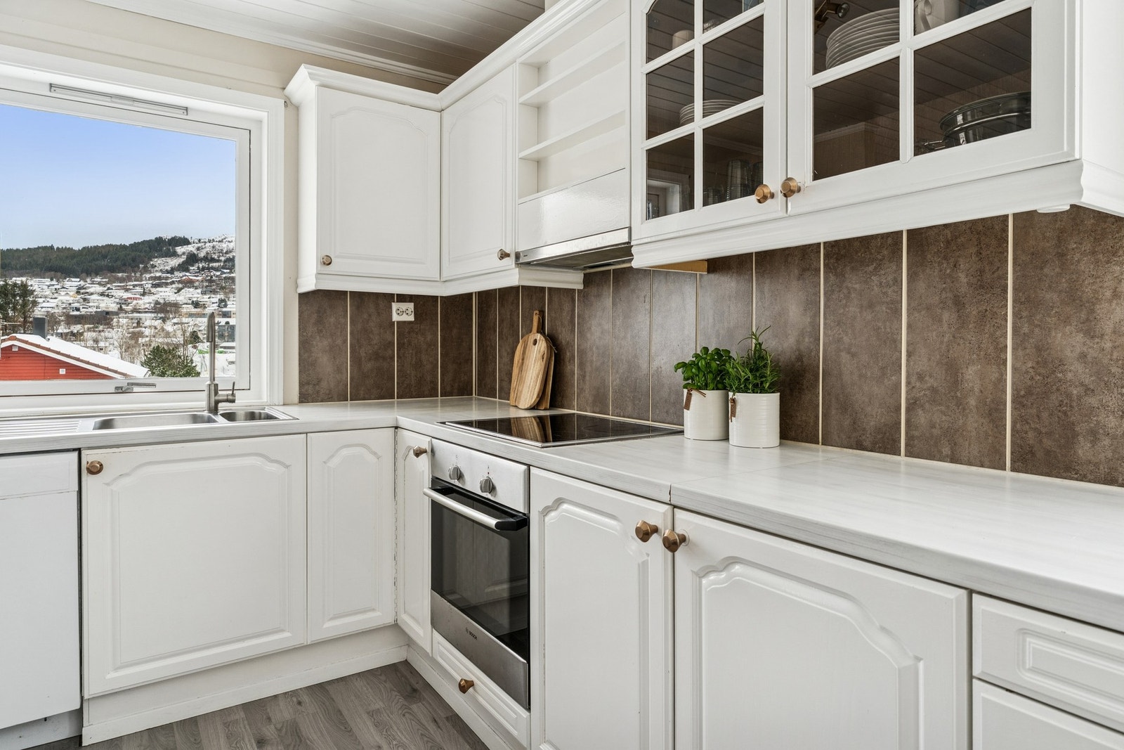 Kjøkkenet har godt med vinduer som slipper inn rikelig med lys. Galleribilde