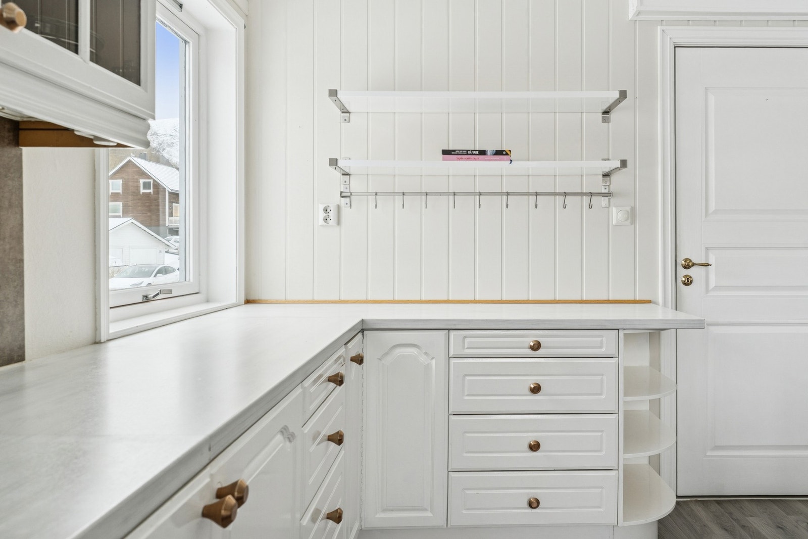 Til oppbevaring har du både over-og underskap. Galleribilde