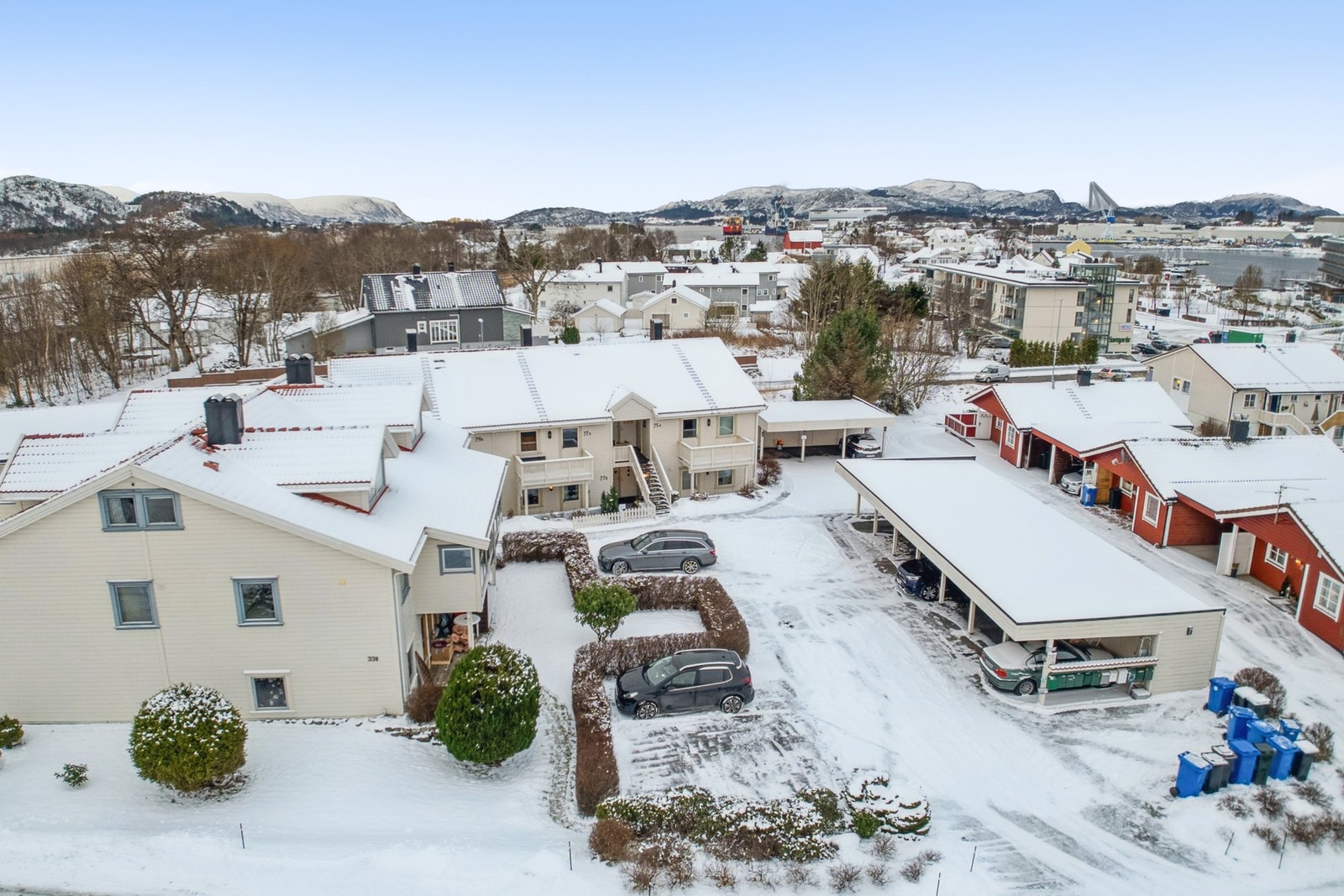 Du har en stk. parkeringsplass i felles carportanlegg. Galleribilde