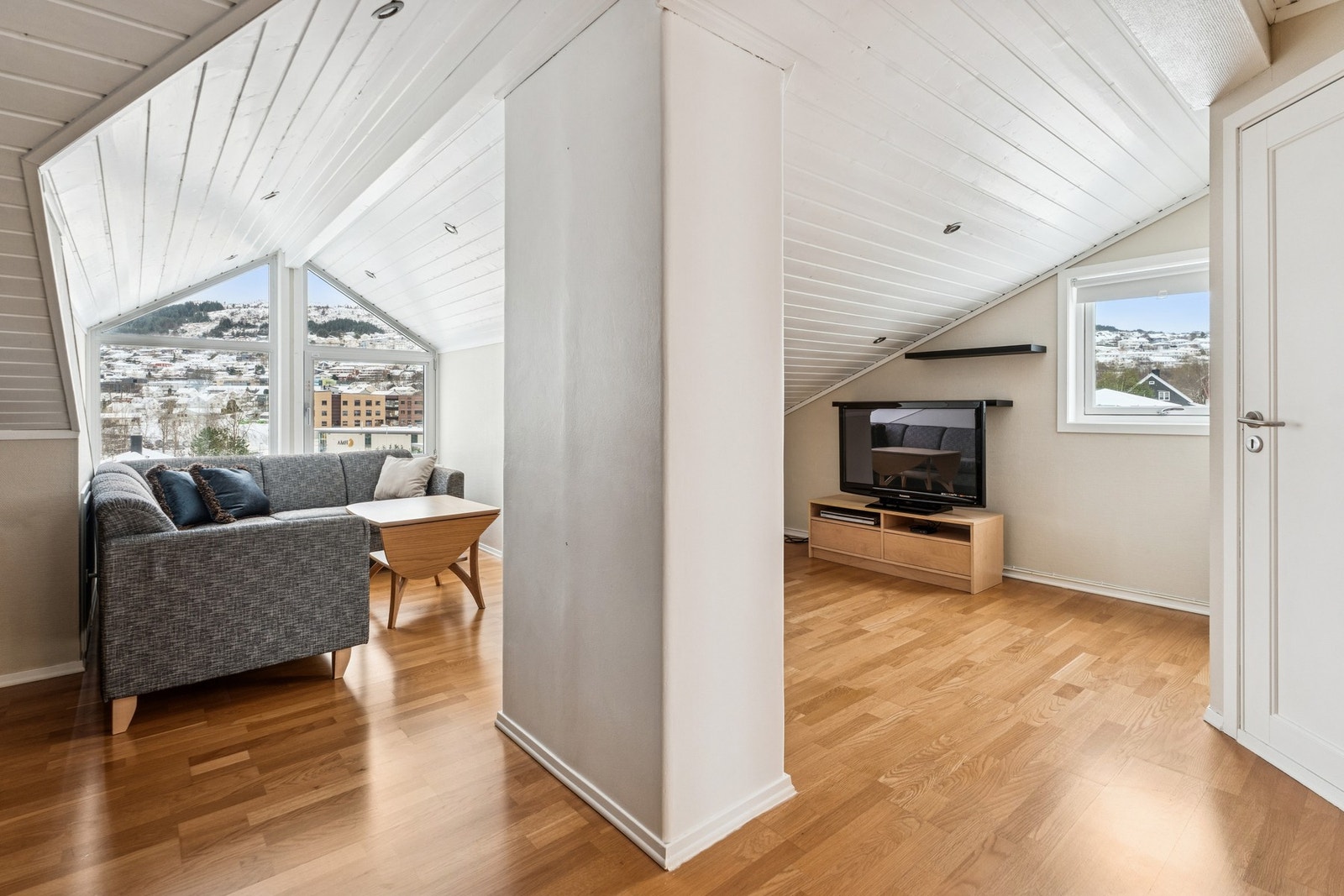 På loftet er det innredet med bla. tv-stue, perfekt for deg som ønsker litt mer plass. Galleribilde