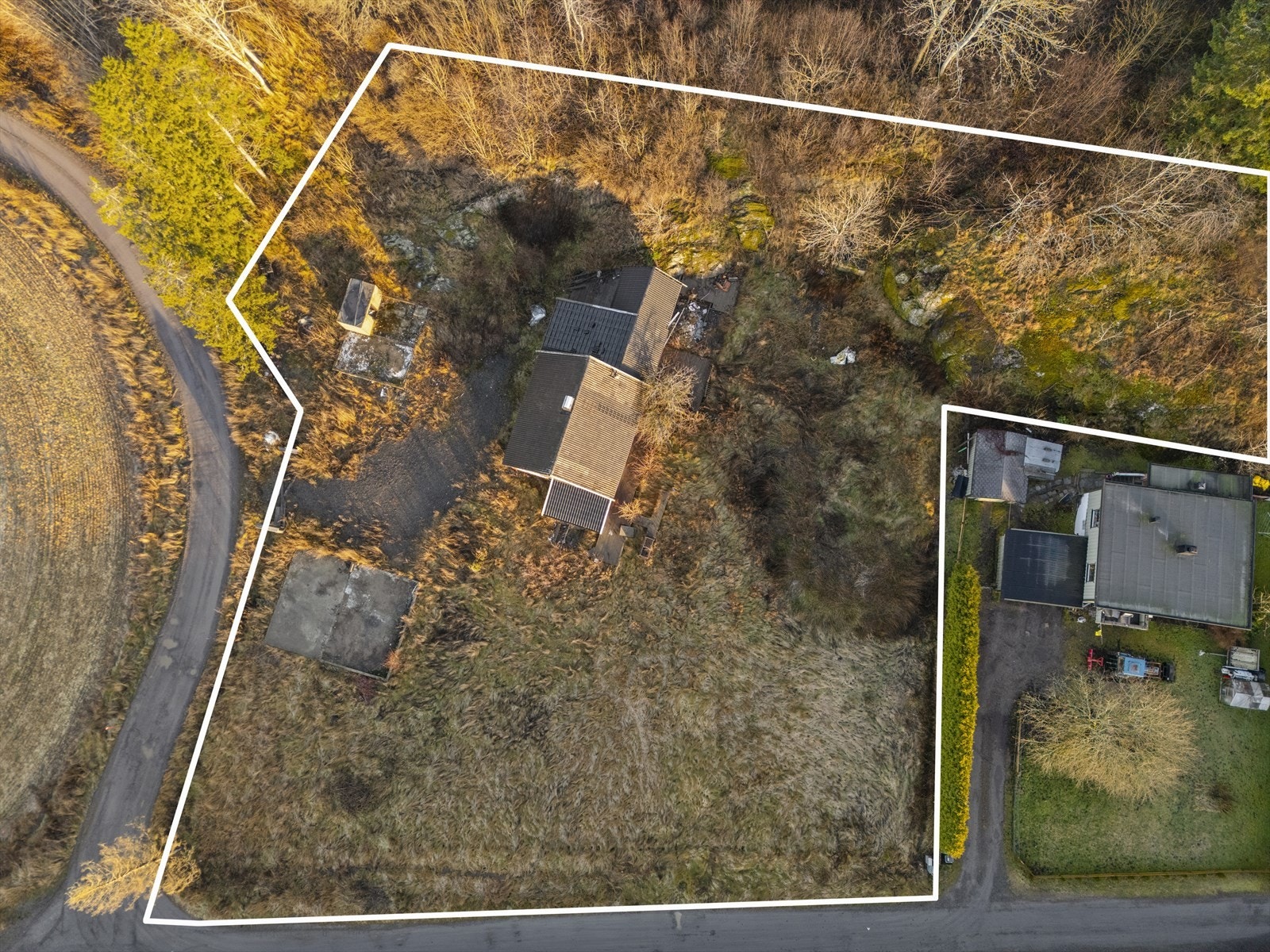 Spennende boligtomt på 5 221 m² med eksisterende enebolig, regulert til boligformål og egnet for rivning eller videre utvikling. Galleribilde