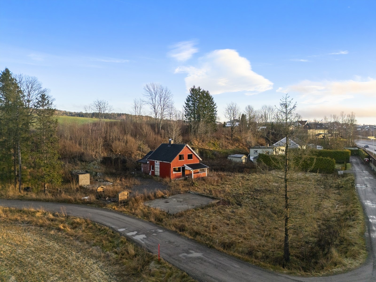 Eiendommen har praktisk og enkel adkomst fra Brattgutua, som gir en lett tilgjengelig beliggenhet. Galleribilde