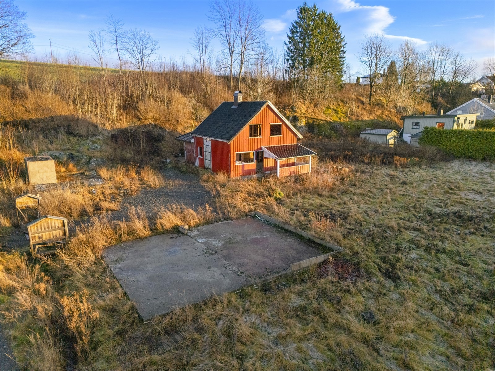 Boligen er i hovedsak et renoveringsobjekt, alternativt egnet for rivning og ny oppføring. Galleribilde