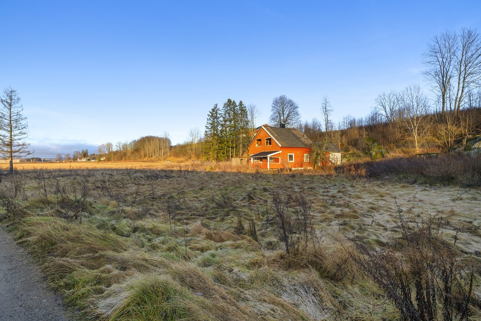 Eiendommen har flott utsikt mot åpne jorder og naturområder, med nærhet til skog, turstier og Nitelva - perfekt for et aktivt friluftsliv. Galleribilde