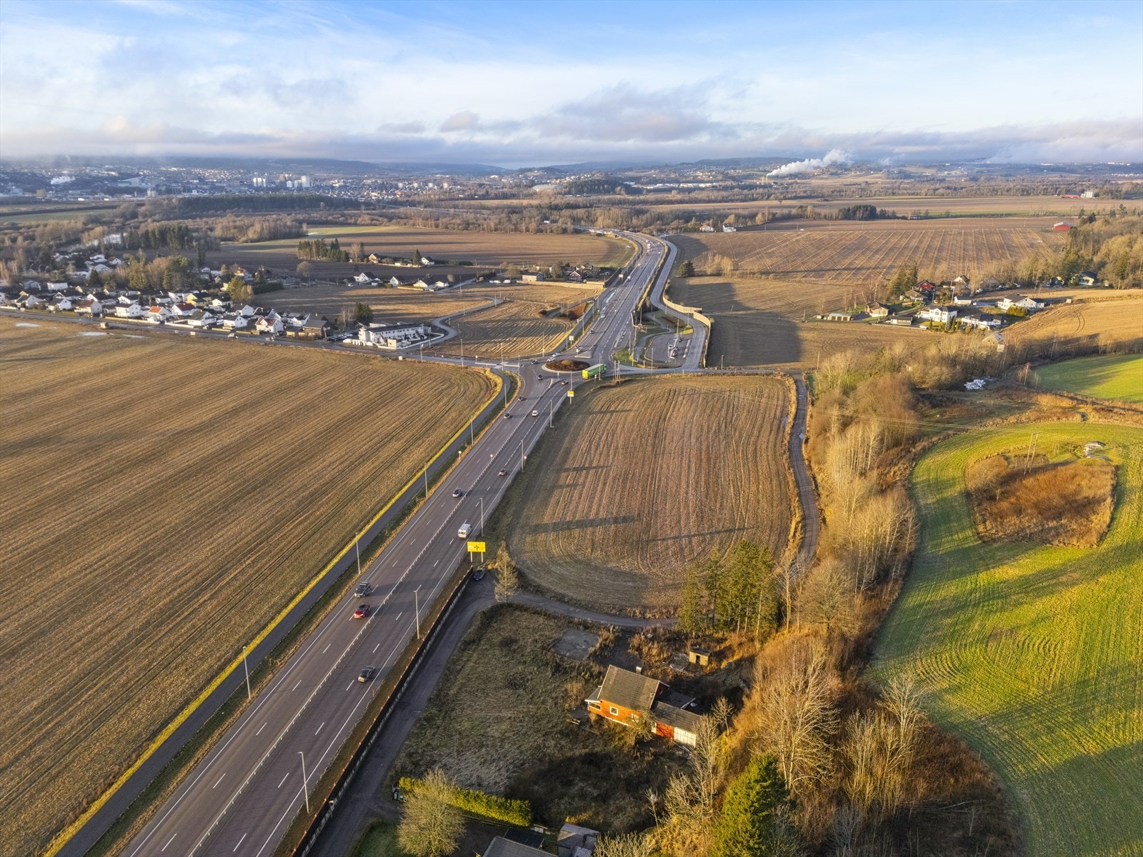 Med ca. 25 minutter til Oslo og 28 minutter til Gardermoen er dette en sentral base for pendlere. Galleribilde