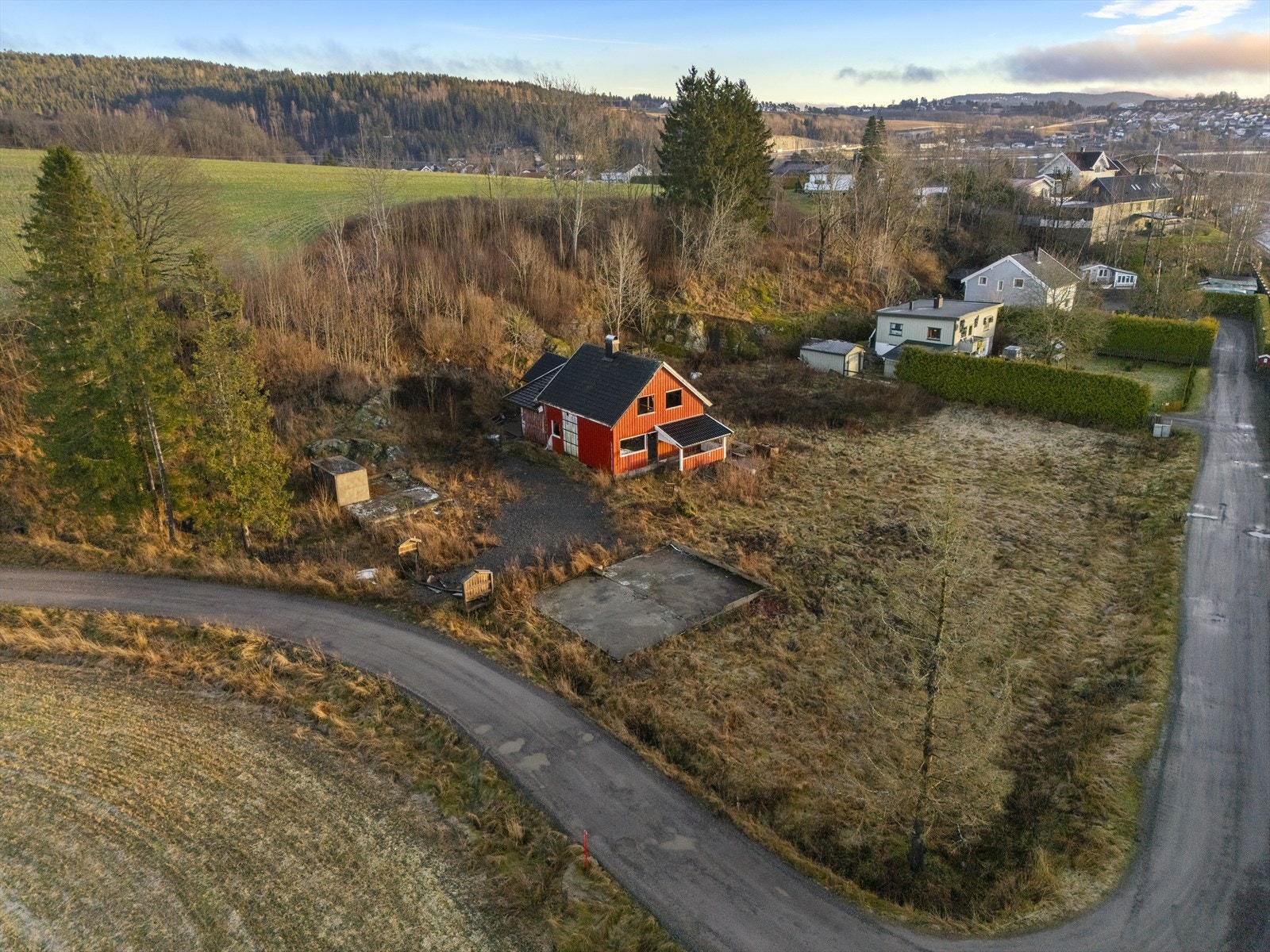 Det er god avstand til naboer og støyskjermer mot fylkesvei, som gir en privat og rolig atmosfære. Galleribilde