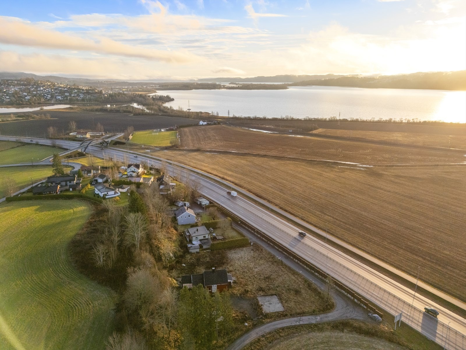 Eiendommen ligger i et åpent kulturlandskap i Åkrene, med nærhet til Nitelva og flotte turområder. Galleribilde