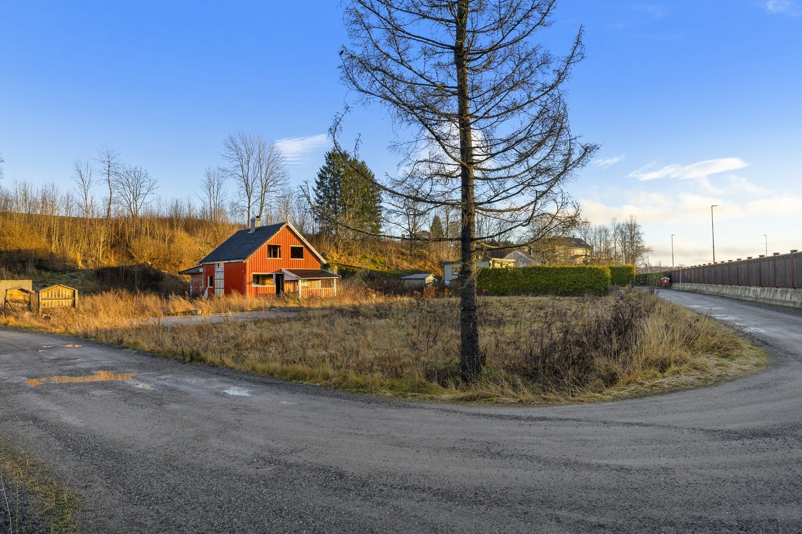 Adkomstveien gir gode muligheter for parkering på egen grunn. Galleribilde