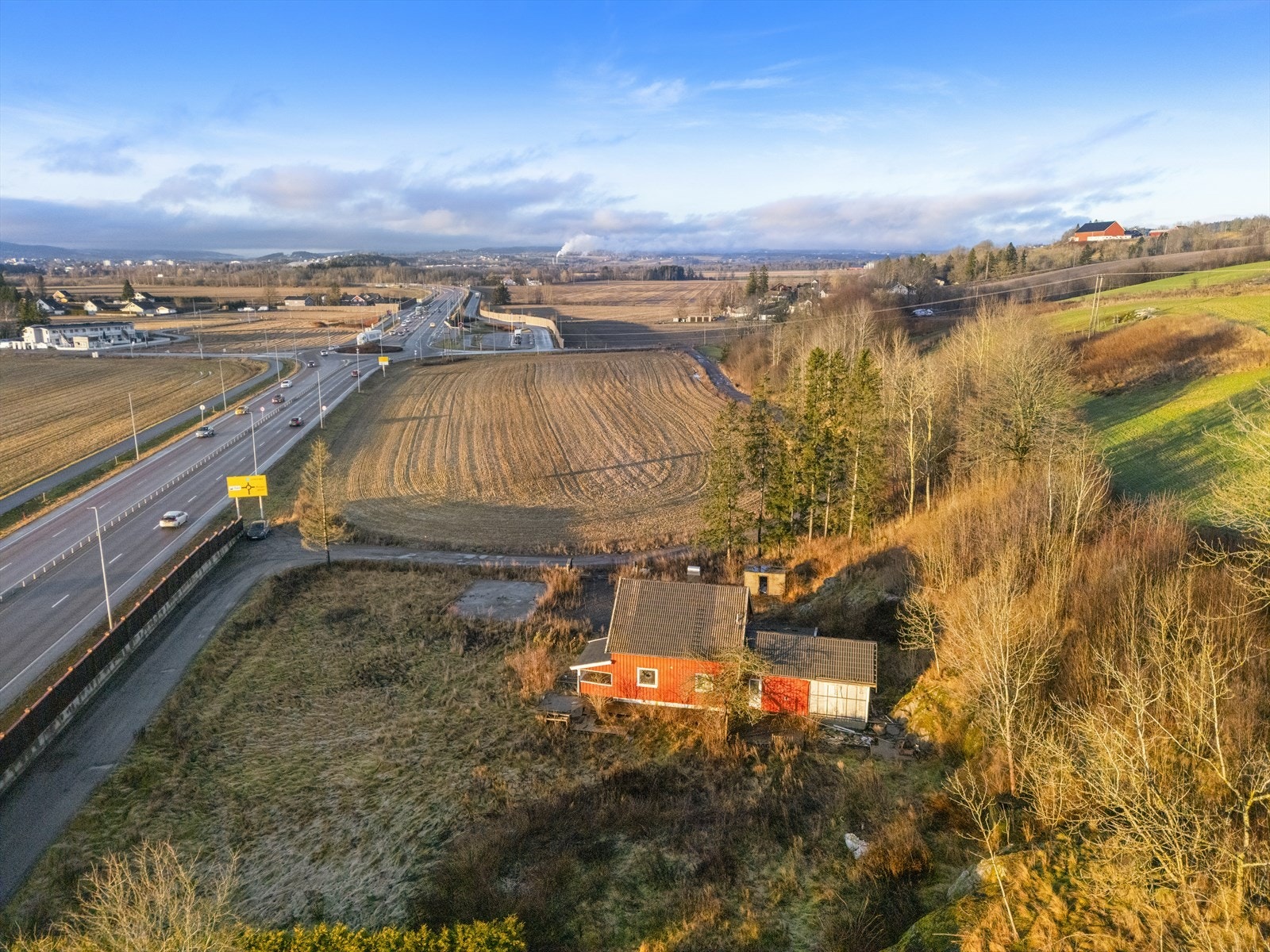 Landlig beliggenhet med kort vei til skoler, barnehager, dagligvarehandel og Lillestrøm sentrum, med støyskjerm mot tilstøtende fylkesvei. Galleribilde