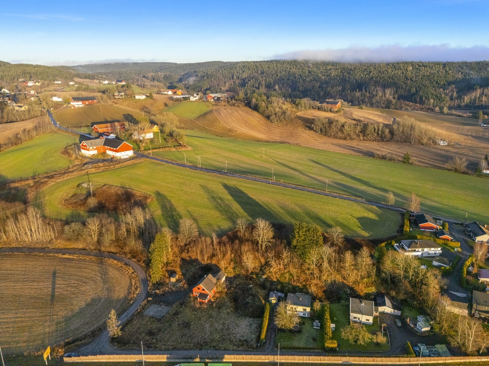 Beliggenheten gir en kombinasjon av nærhet til åpne jorder og natur, samtidig som det er kort vei til alle nødvendige fasiliteter. Galleribilde