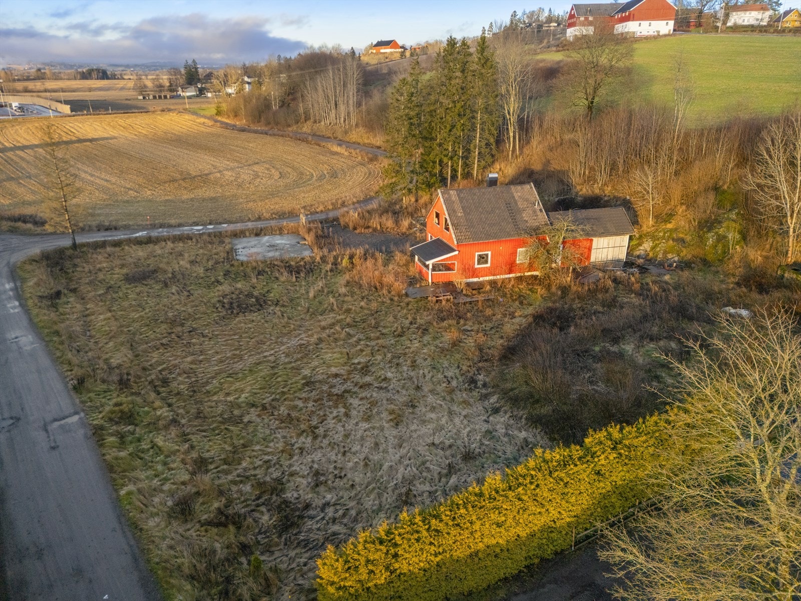 Eldre enebolig på eiendommen vurderes som rivningsobjekt, pent beliggende i rolige og landlige omgivelser. Galleribilde