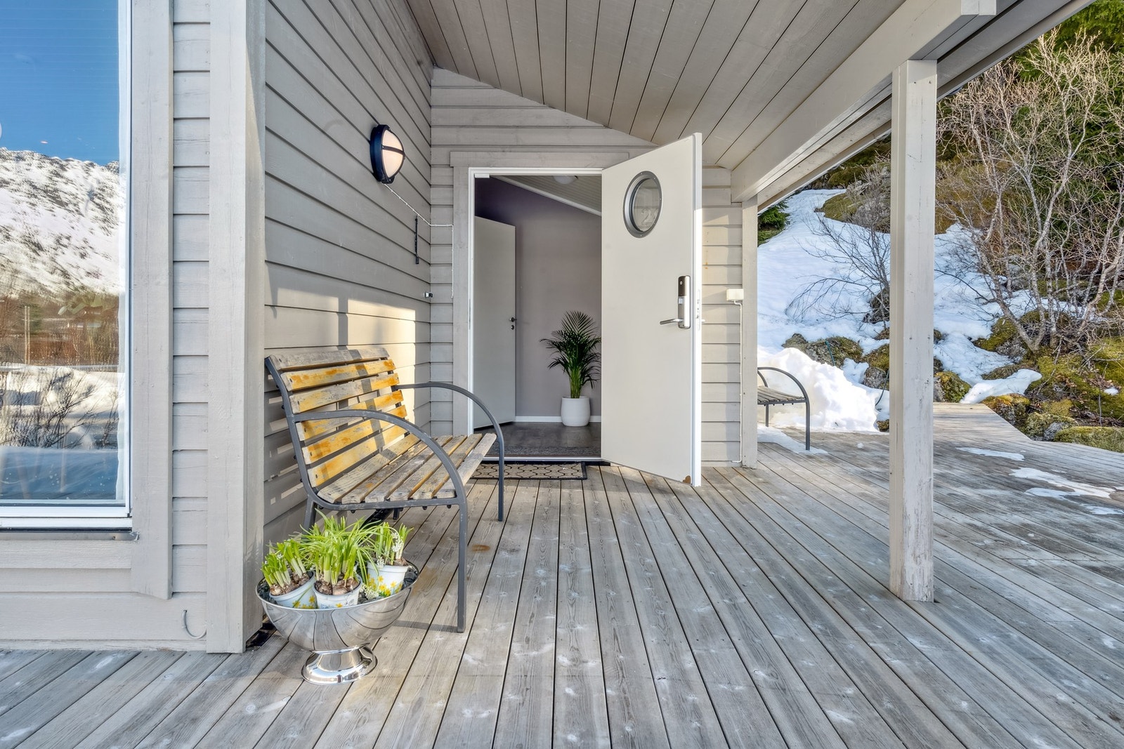 Uteområdet rundt hytten består av store deler med terrasse hvor man kan flytter seg etter vær og vind. Galleribilde