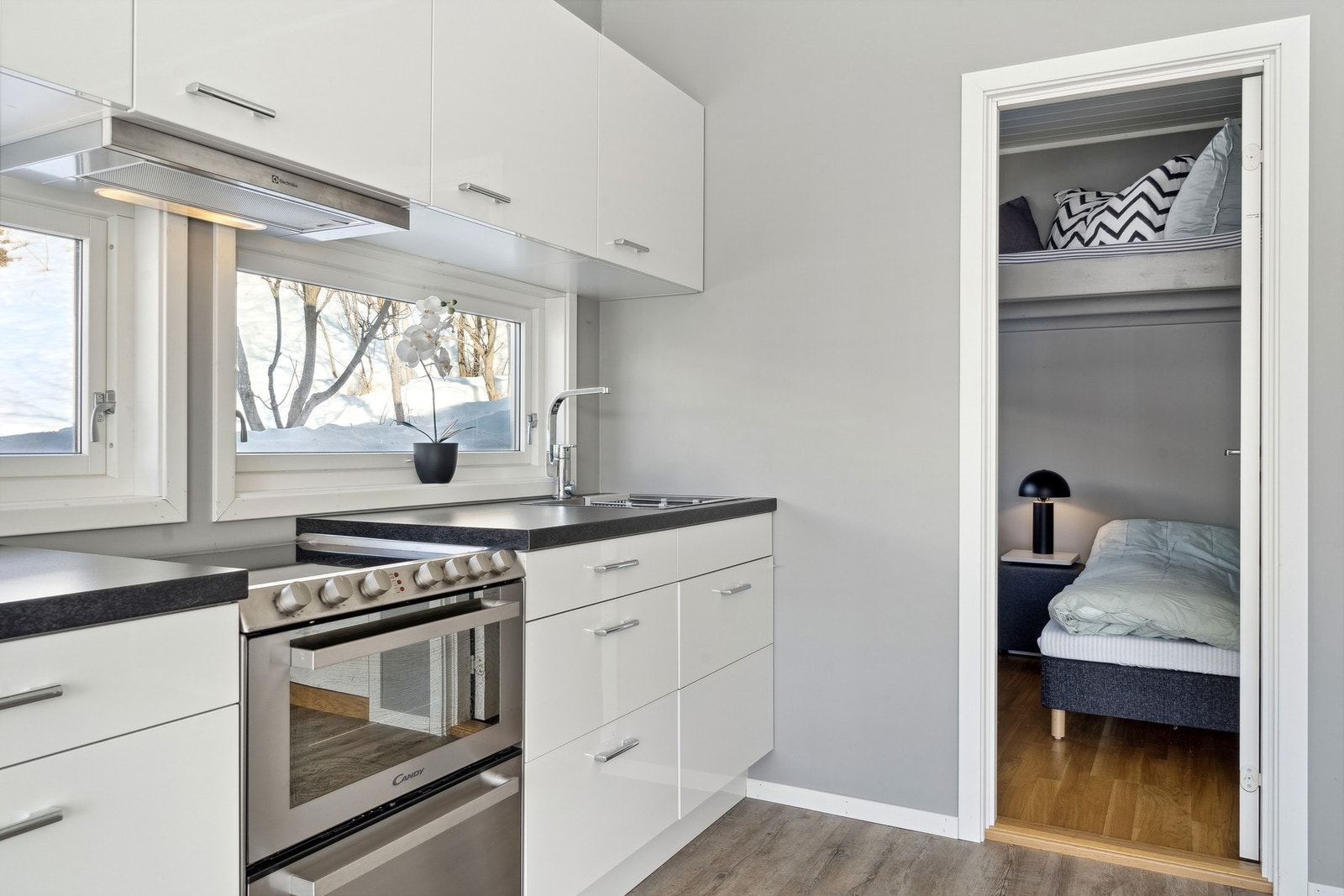 Hytta er kompakt - så her har du kort vei fra sengen til ferdigkokt kaffe. Galleribilde