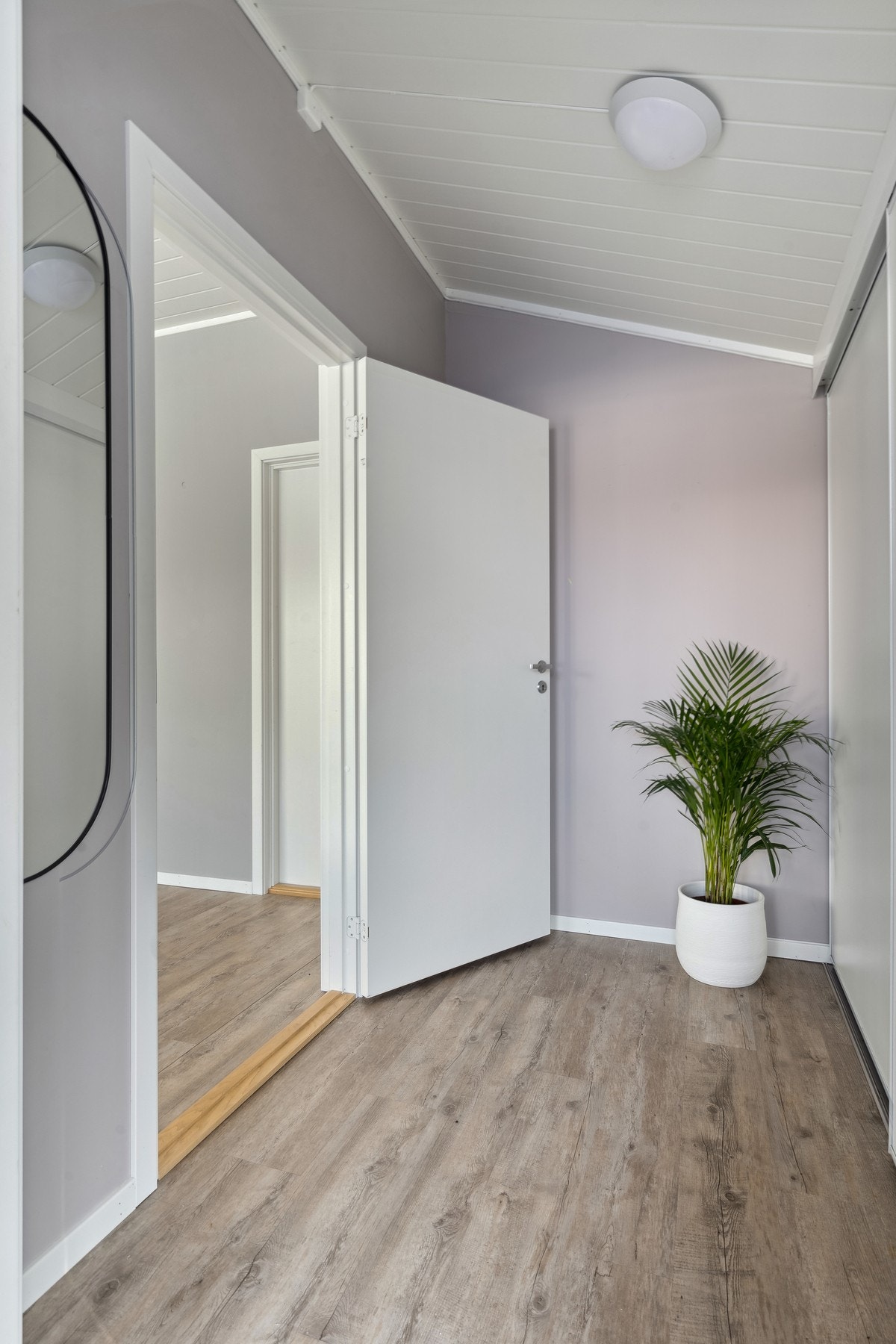 Entrè med praktisk skyvedørsgarderobe som gir ekstra oppbevaringsplass. Galleribilde