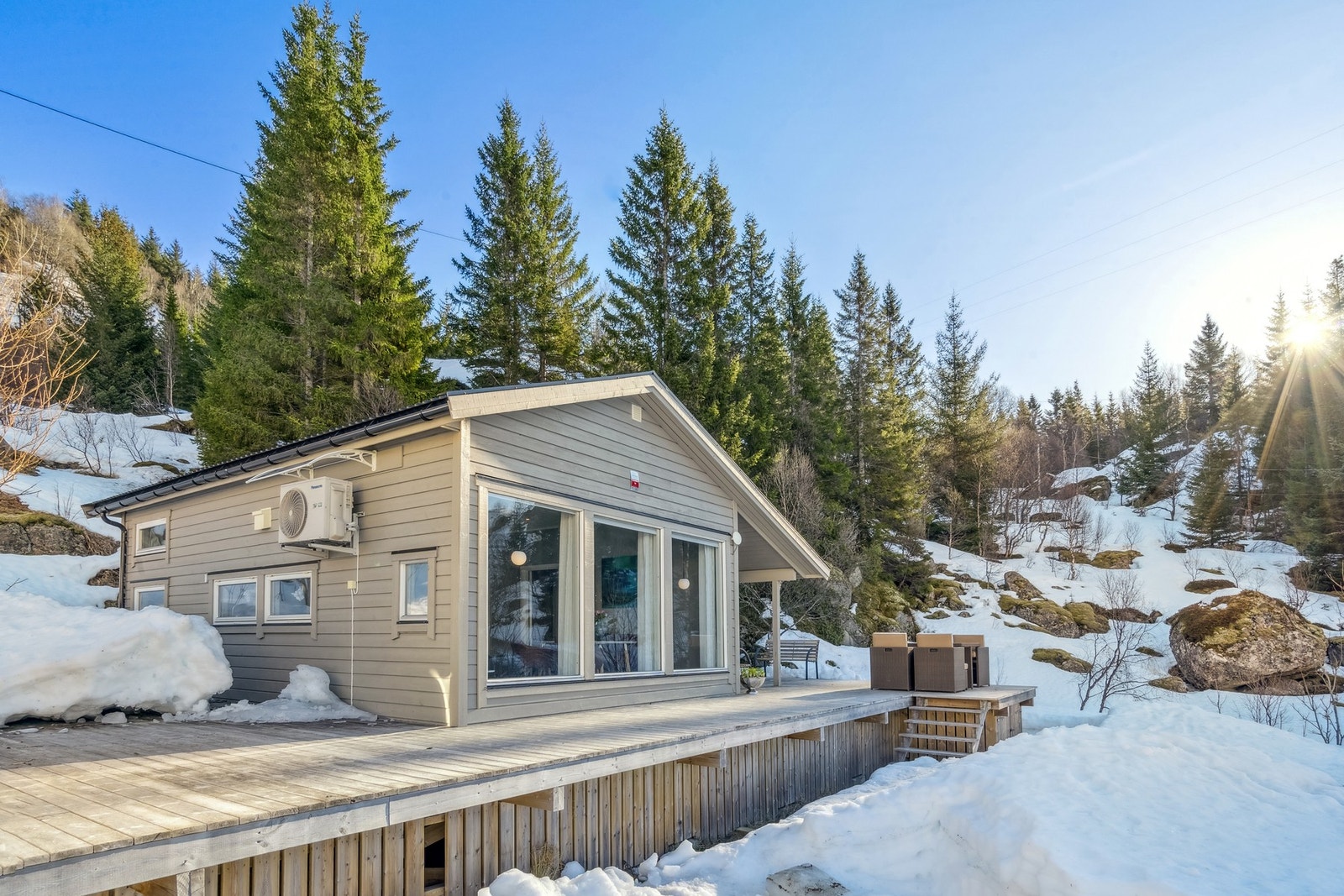 Det er kort avstand til nærbutikk og bensinstasjon fra hytten. Galleribilde