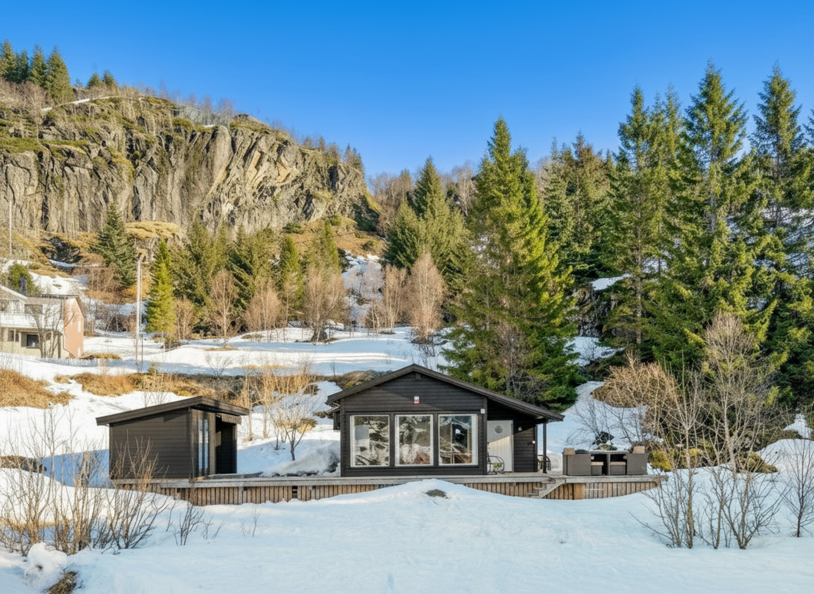 Dette bildet er redigert ved AI, hytten er "malt" mørk i dag. Galleribilde