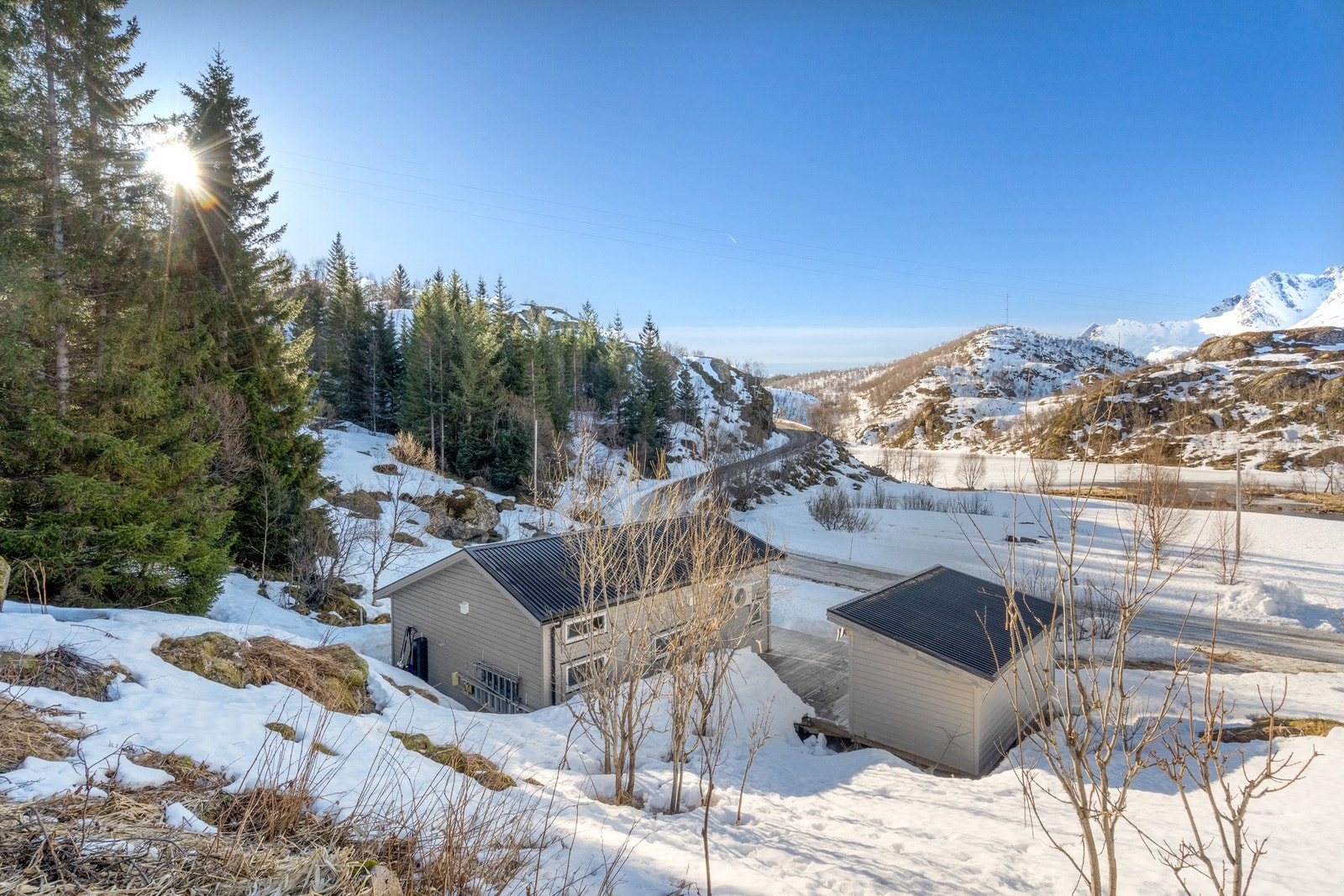 Det er kjørevei frem til hytten og gruslagt parkering på egen tomt. Galleribilde