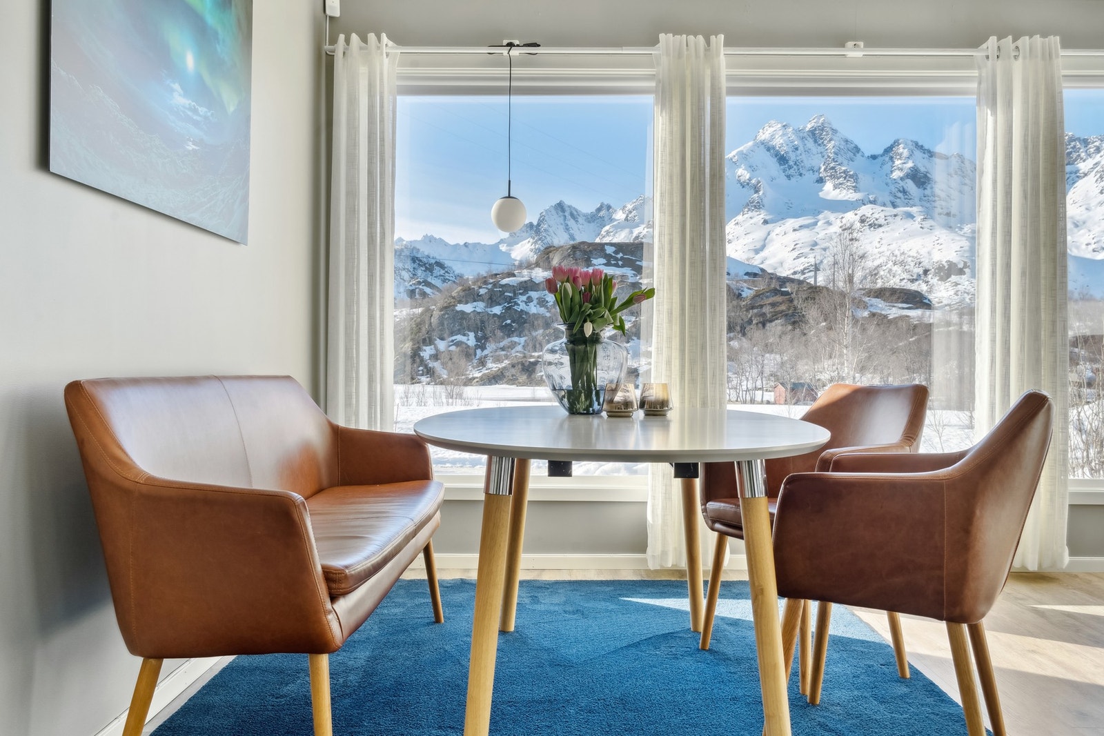 Store vinduer som slipper inn rikelig med dagslys, men også gjør at man kan nyte utsikten innenfra. Galleribilde