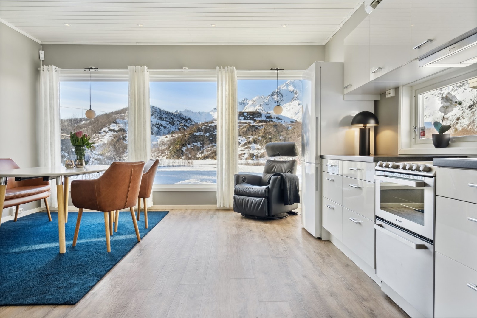 Den åpne løsningen mellom stue og kjøkken gir en luftig atmosfære. Galleribilde